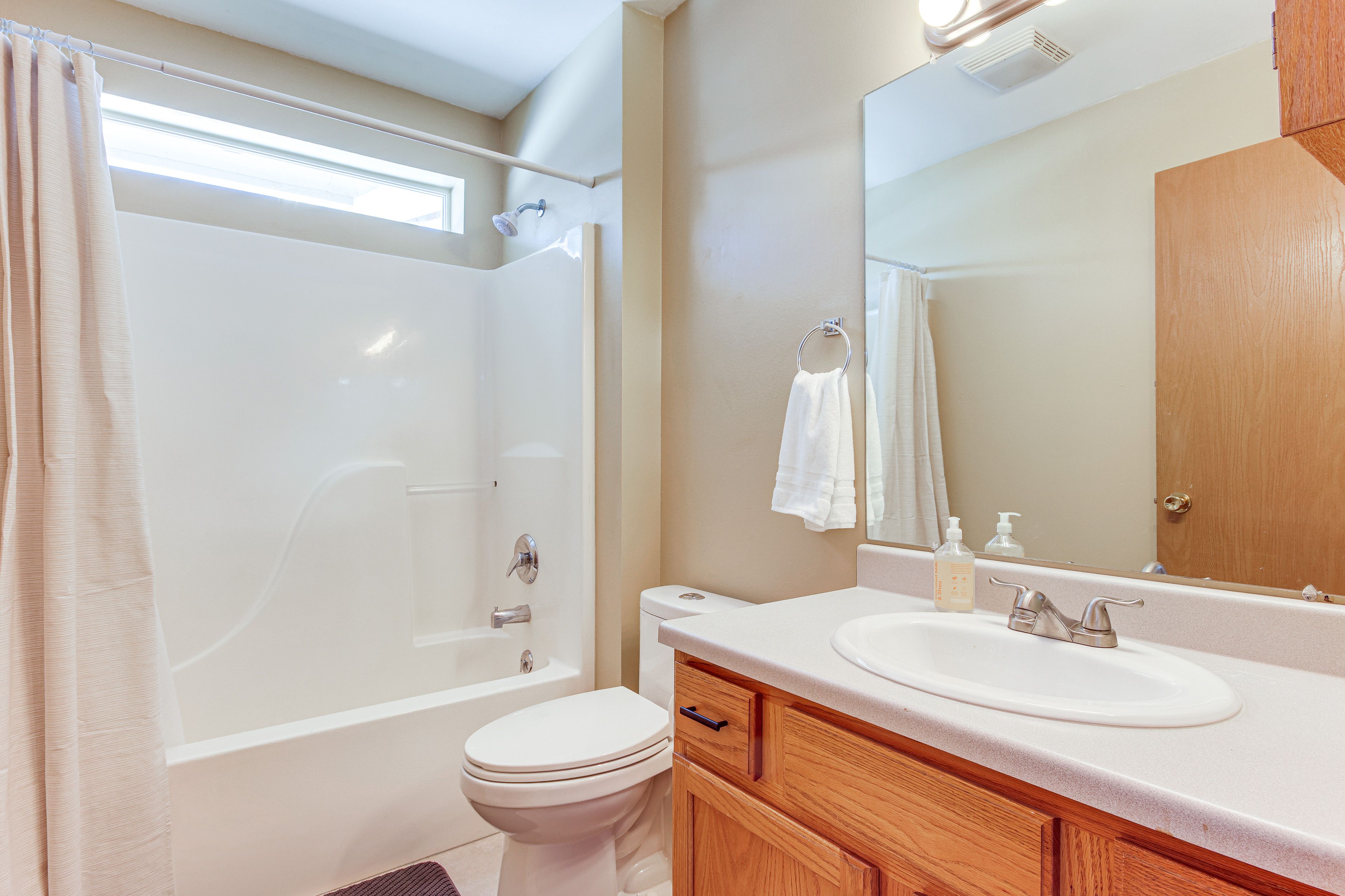 Full Bathroom | Complimentary Toiletries | Towels Provided