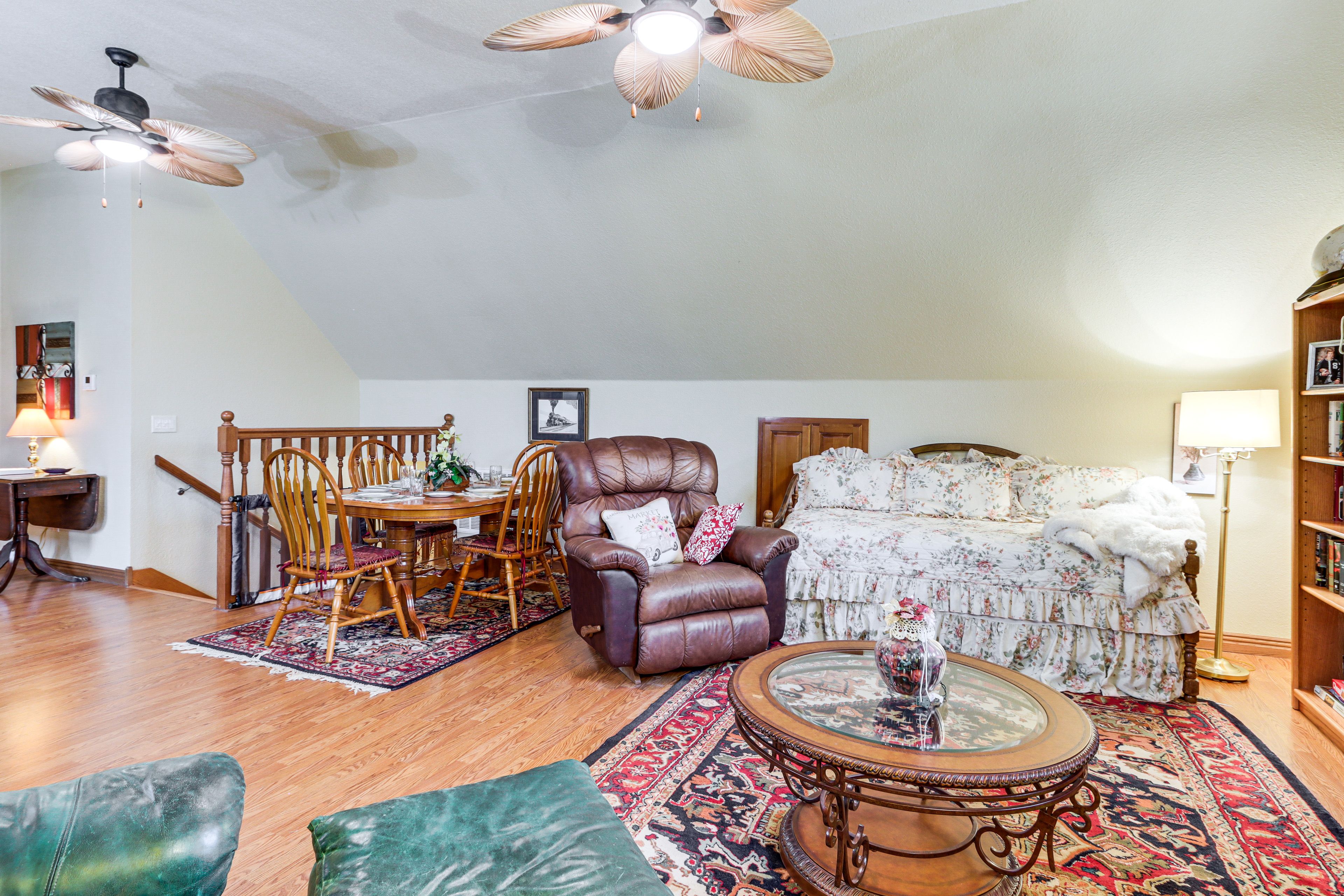 Living Room | Free WiFi | Central A/C & Heating