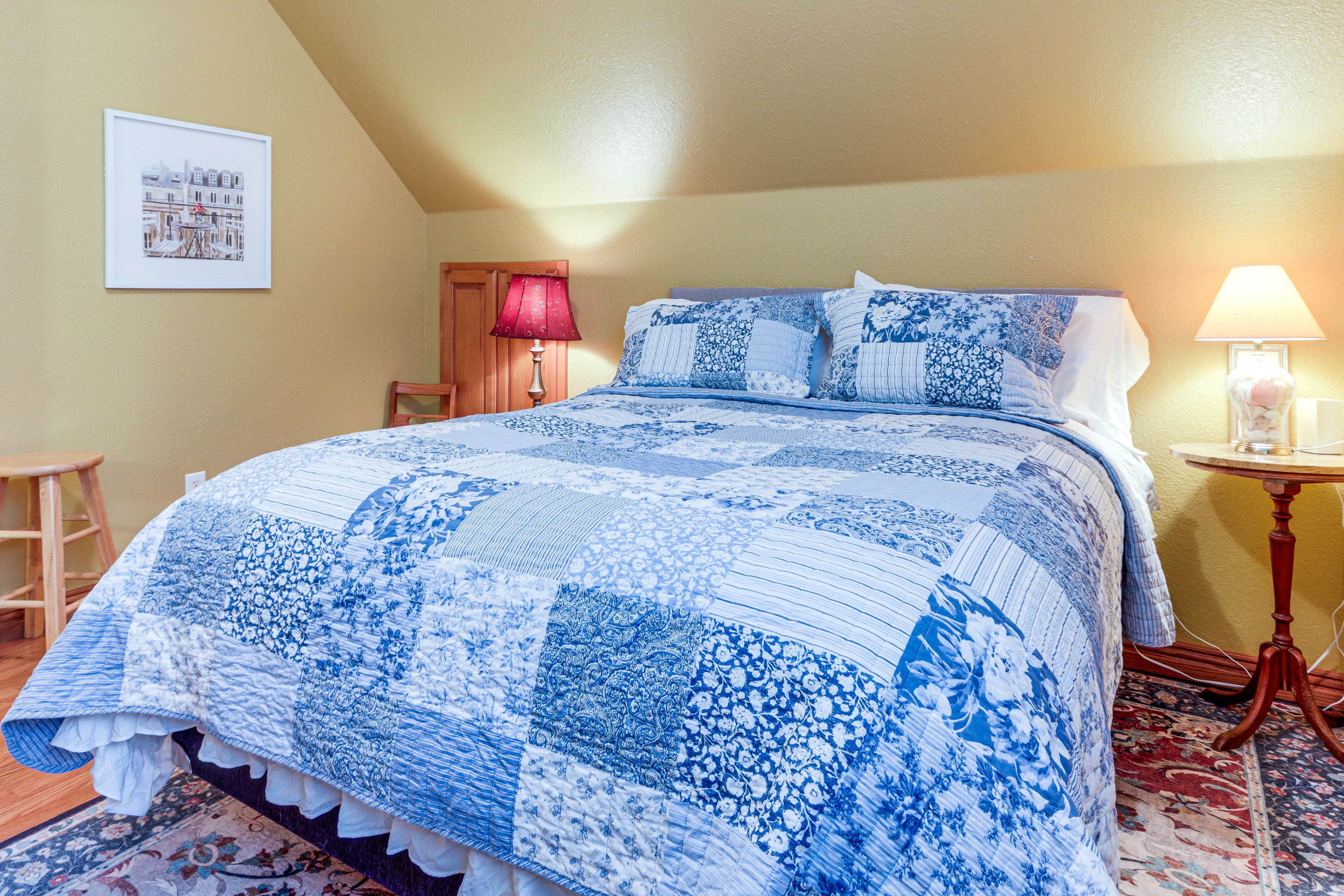 Bedroom | Queen Bed | Linens Provided