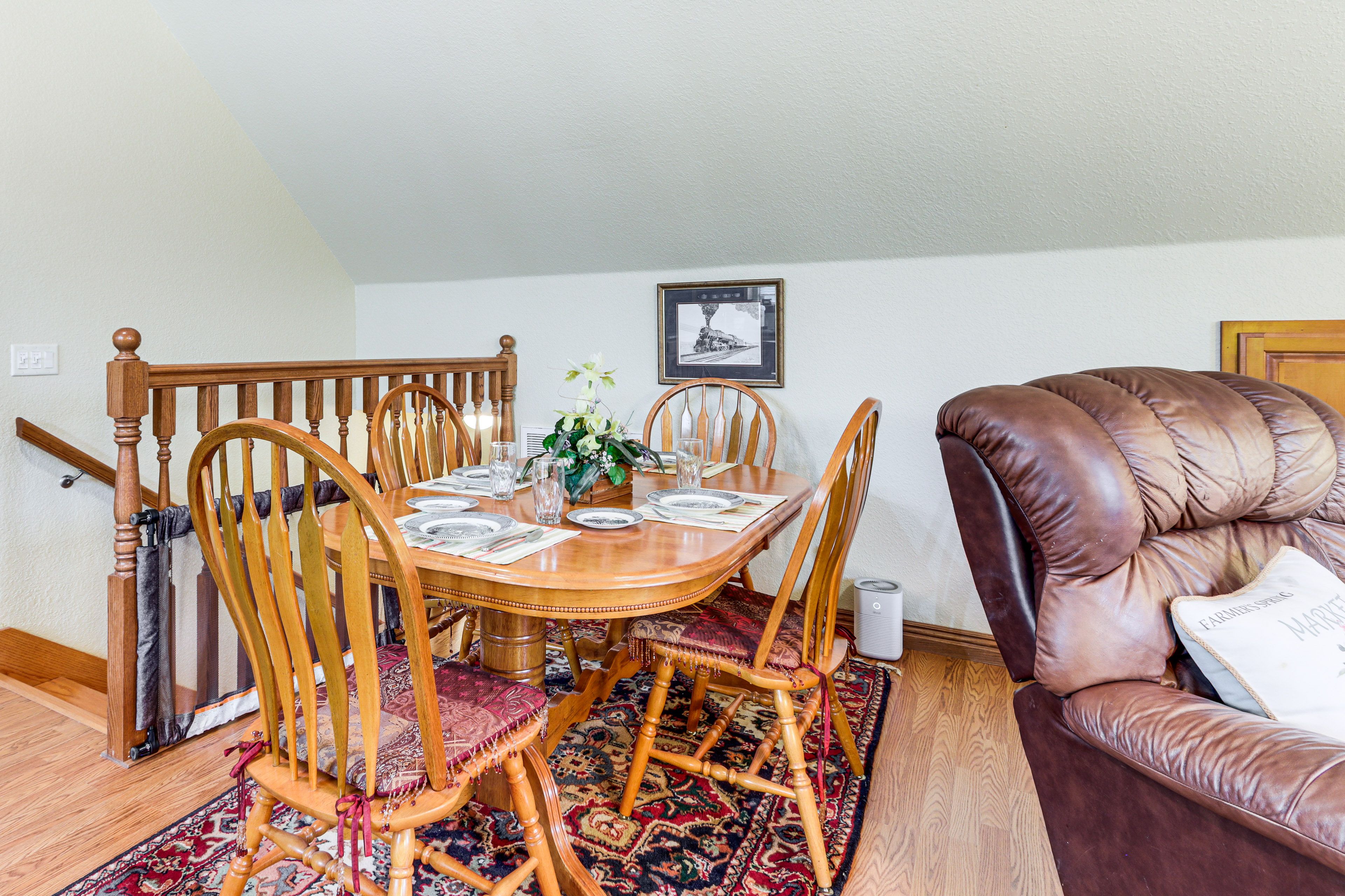 Dining Area | Dishware & Flatware Provided