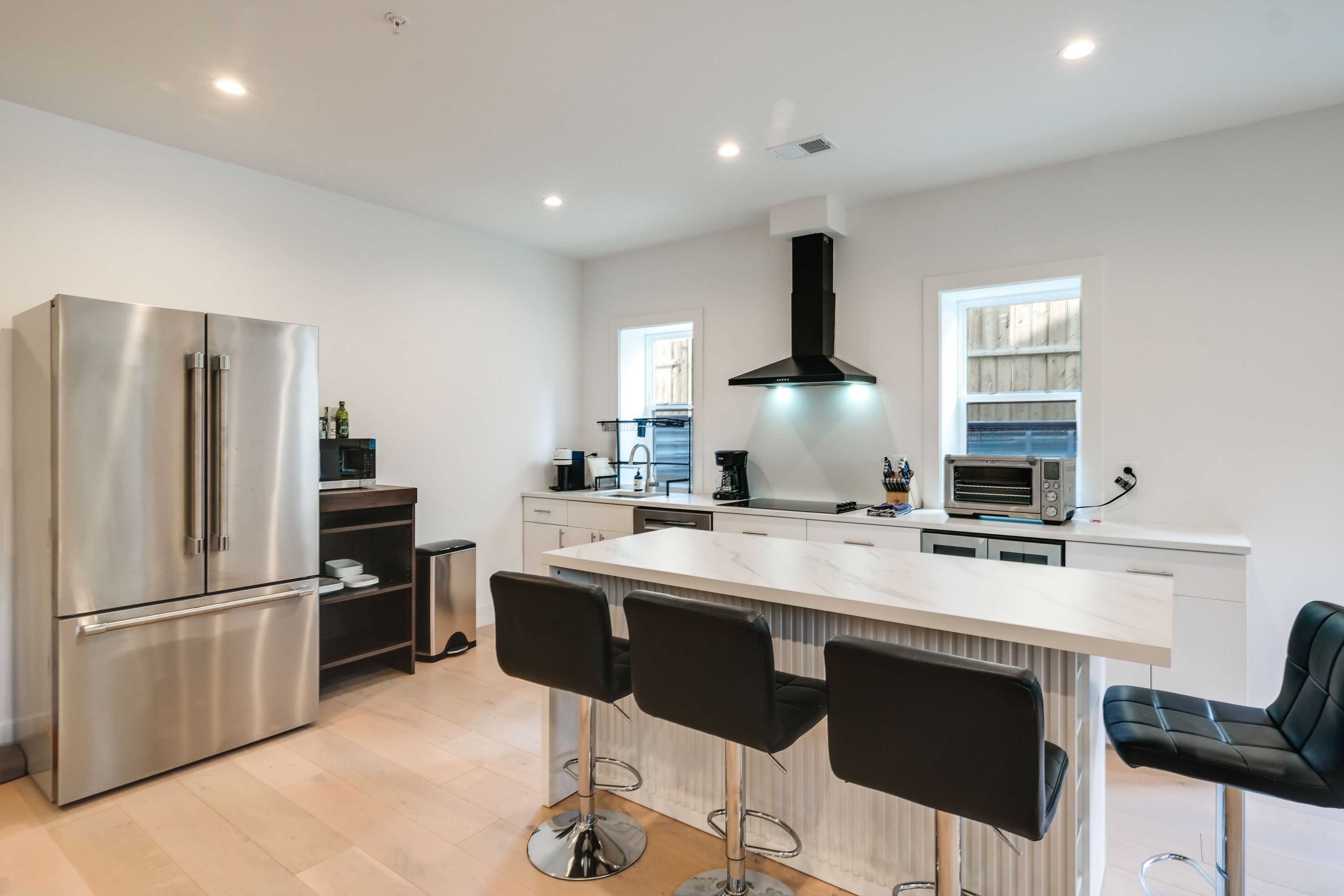 Kitchenette | Dishwasher | Microwave | Wine Cooler