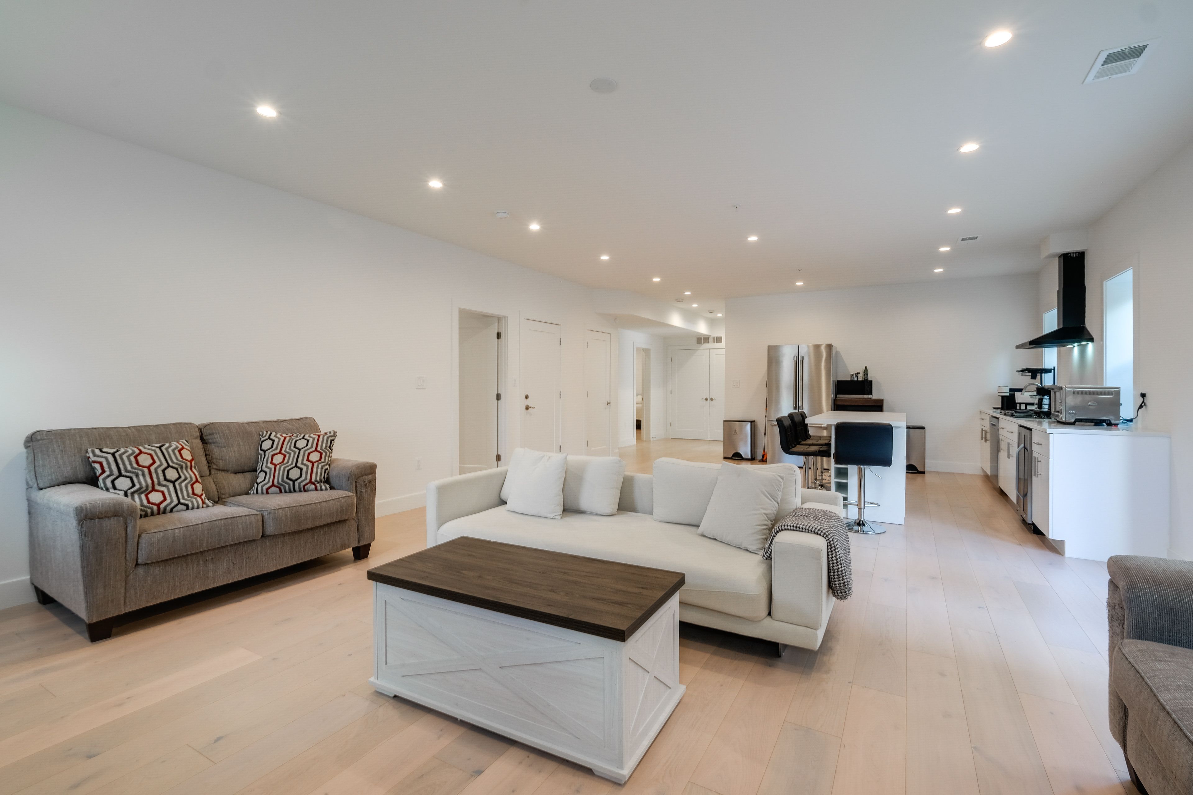 Living Room | Smart TV | Fireplace | Free WiFi | Central Air Conditioning/Heat