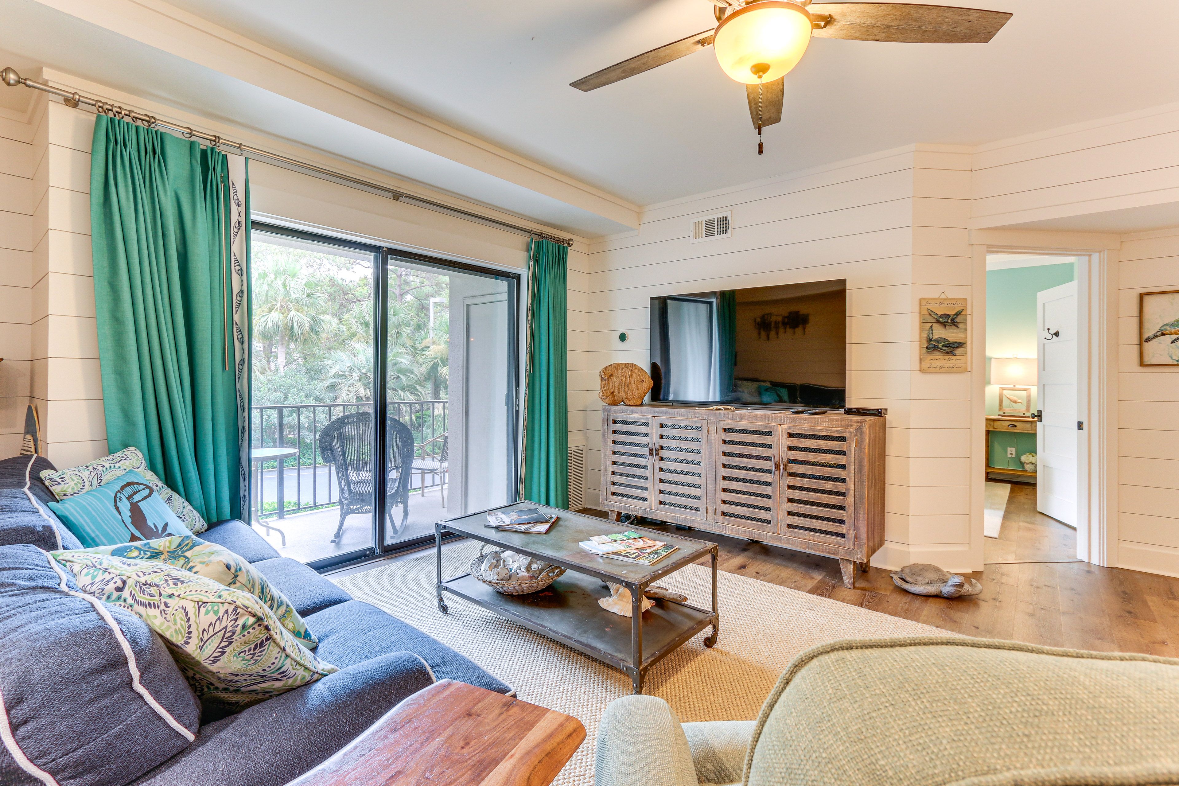 Living Room | Smart TV | Free WiFi