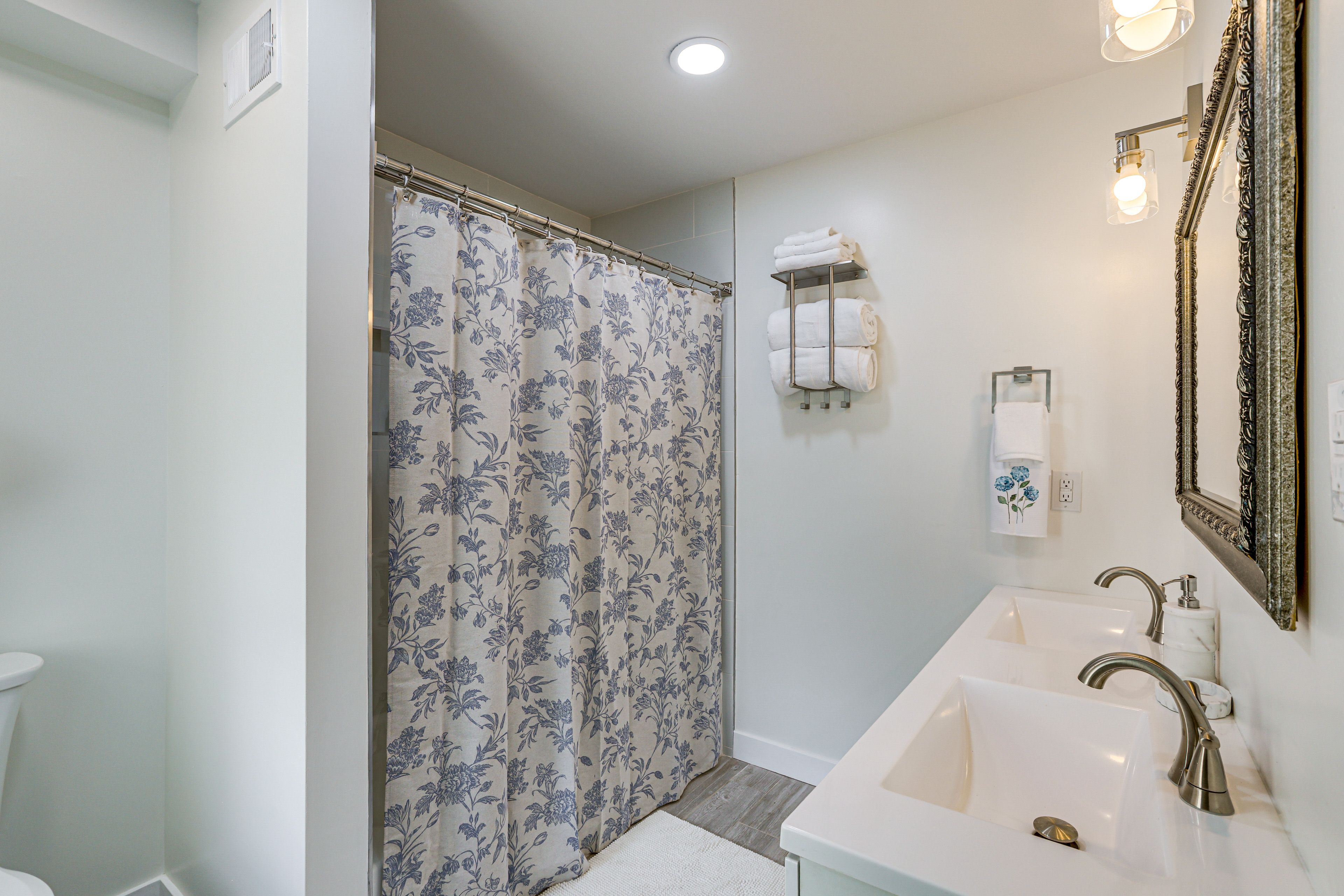 Full Bathroom | 2nd Floor