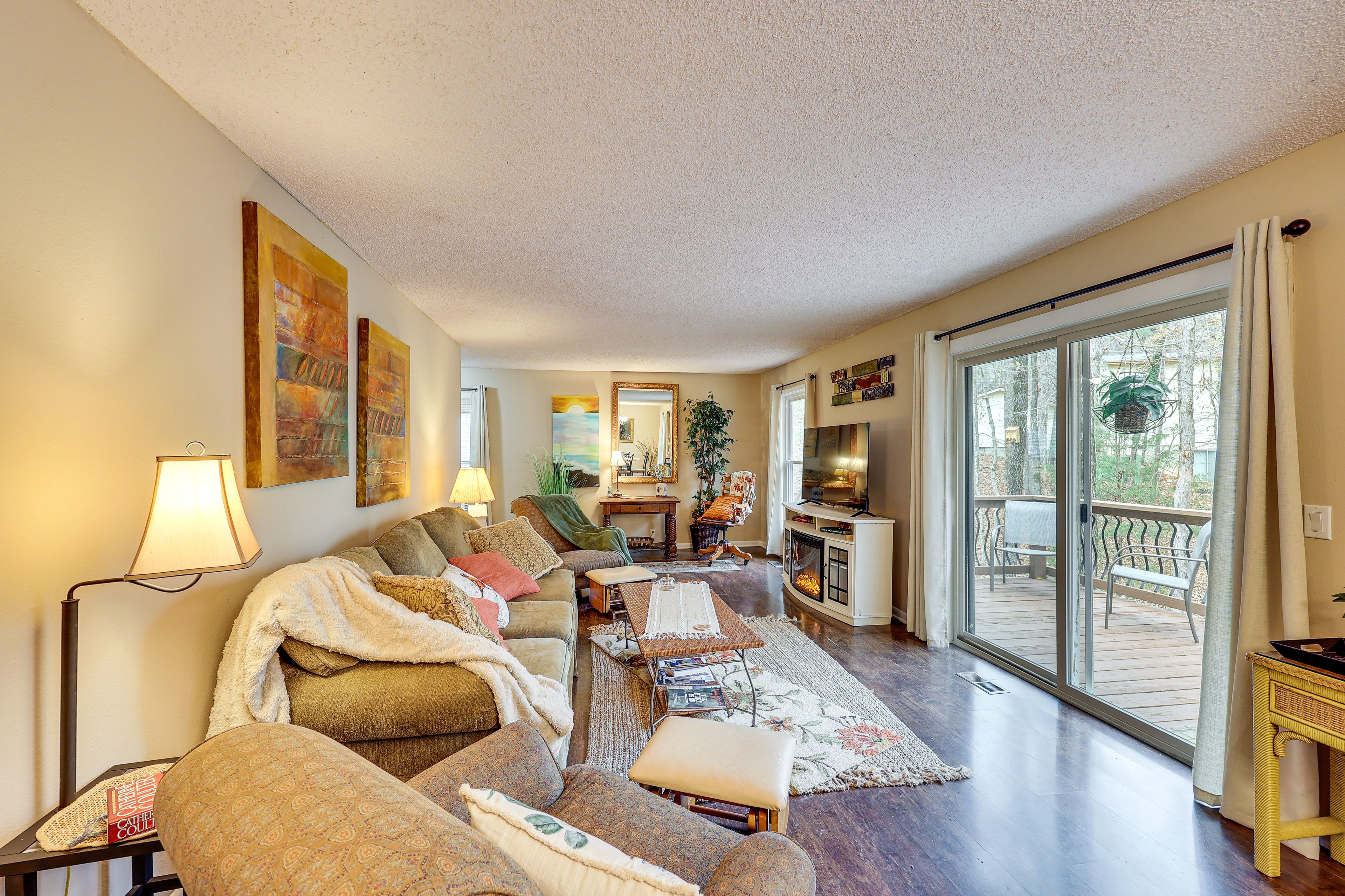 Living Room | Free WiFi | Central Heating & A/C | Smart TV