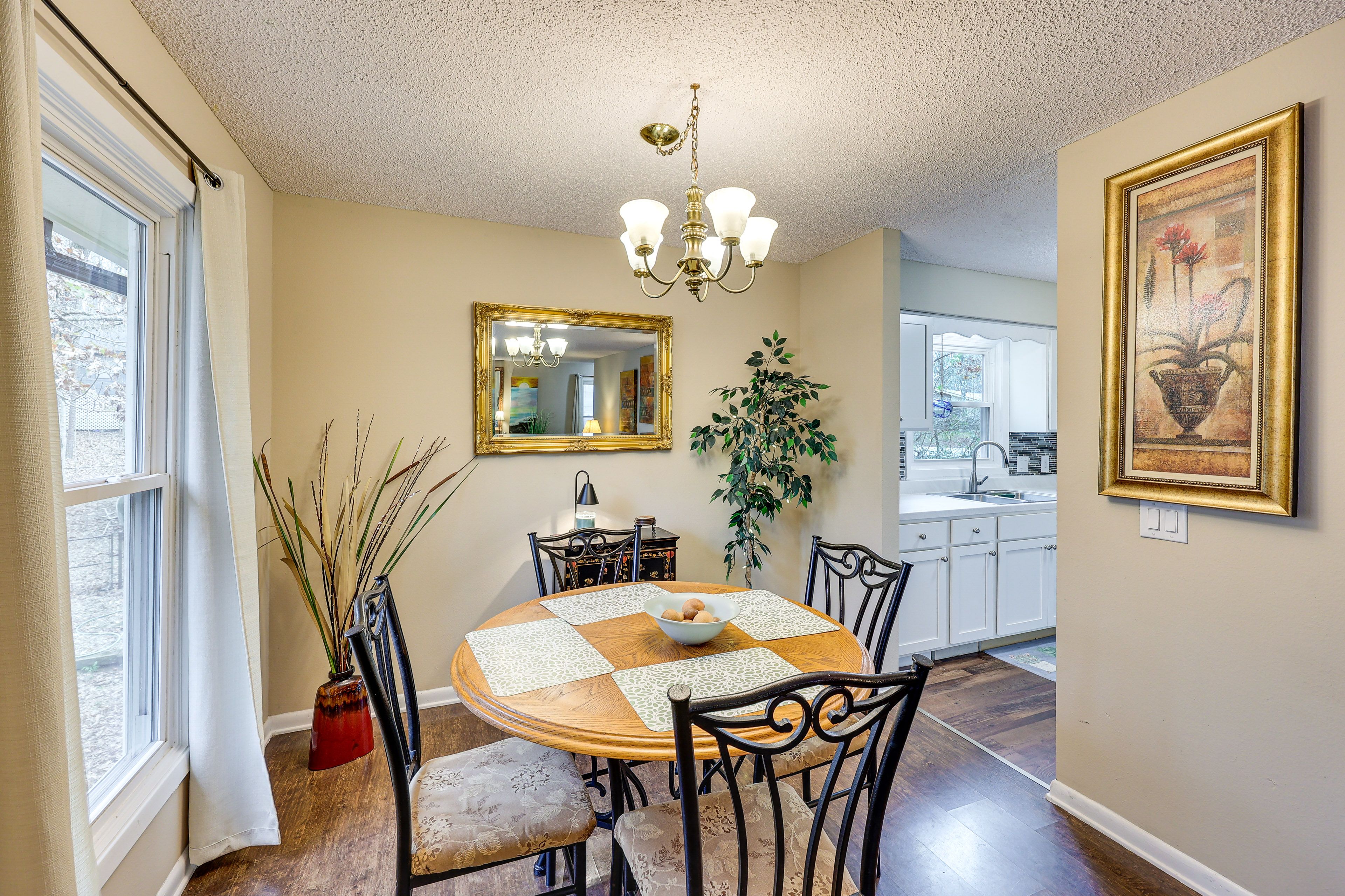 Dining Area | Dishware/Flatware Provided