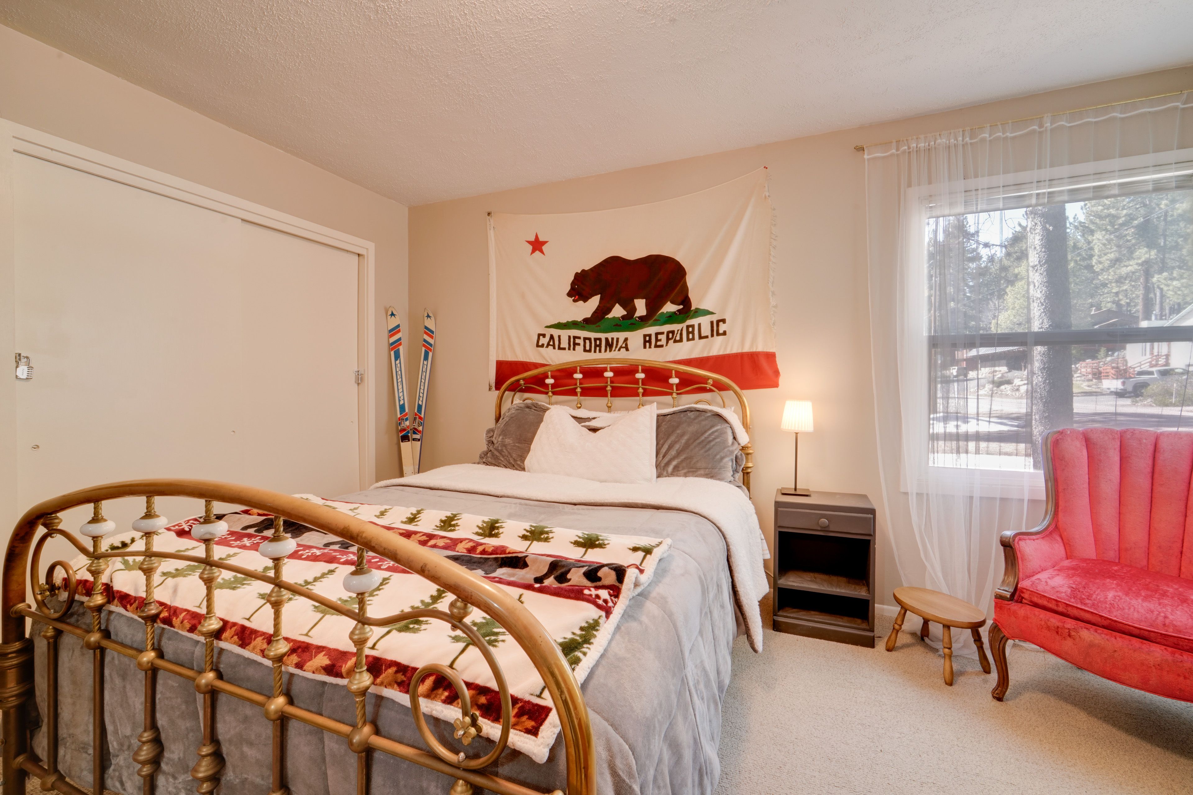 Bedroom 1 | Queen Bed