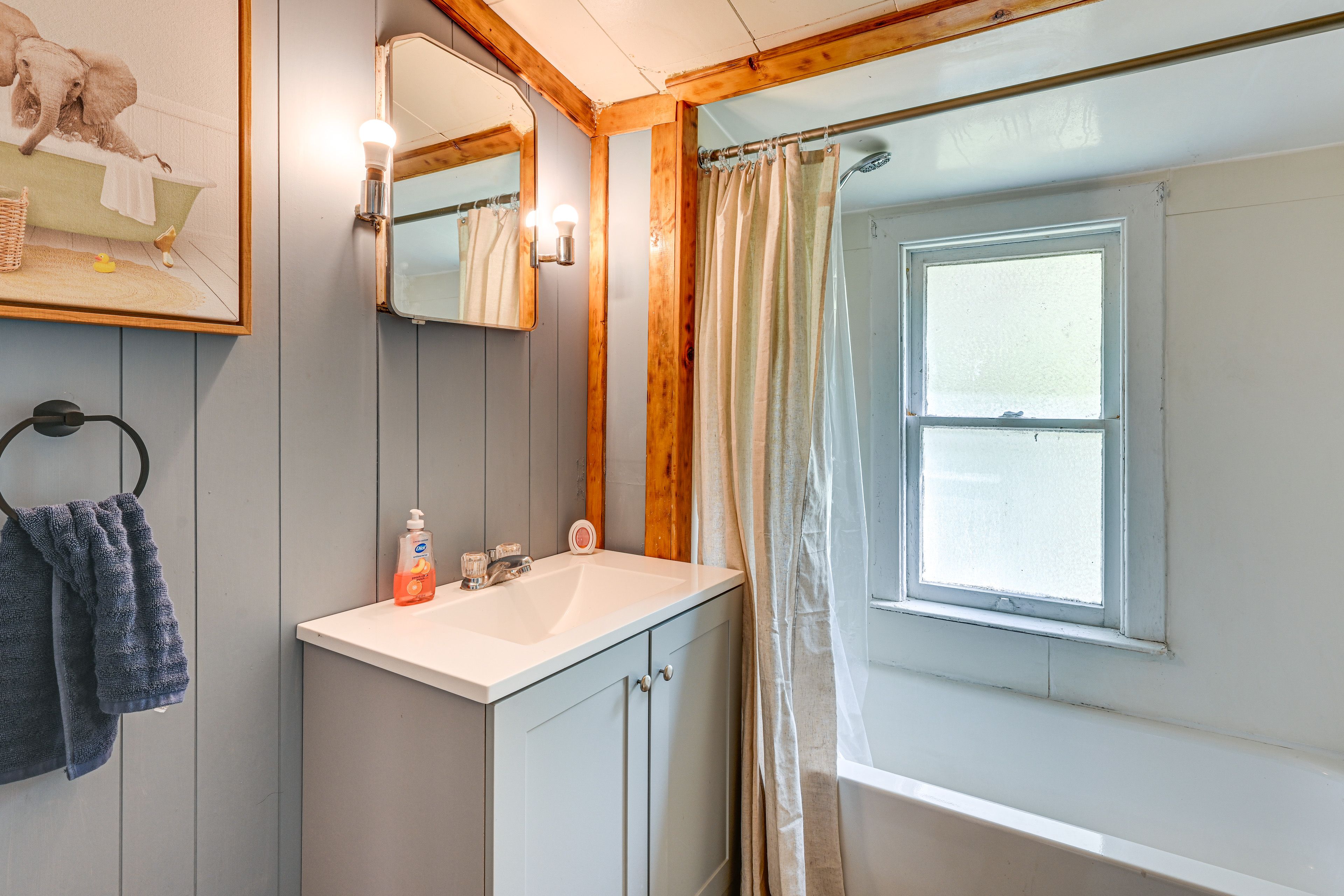 Full Bathroom | Towels Provided