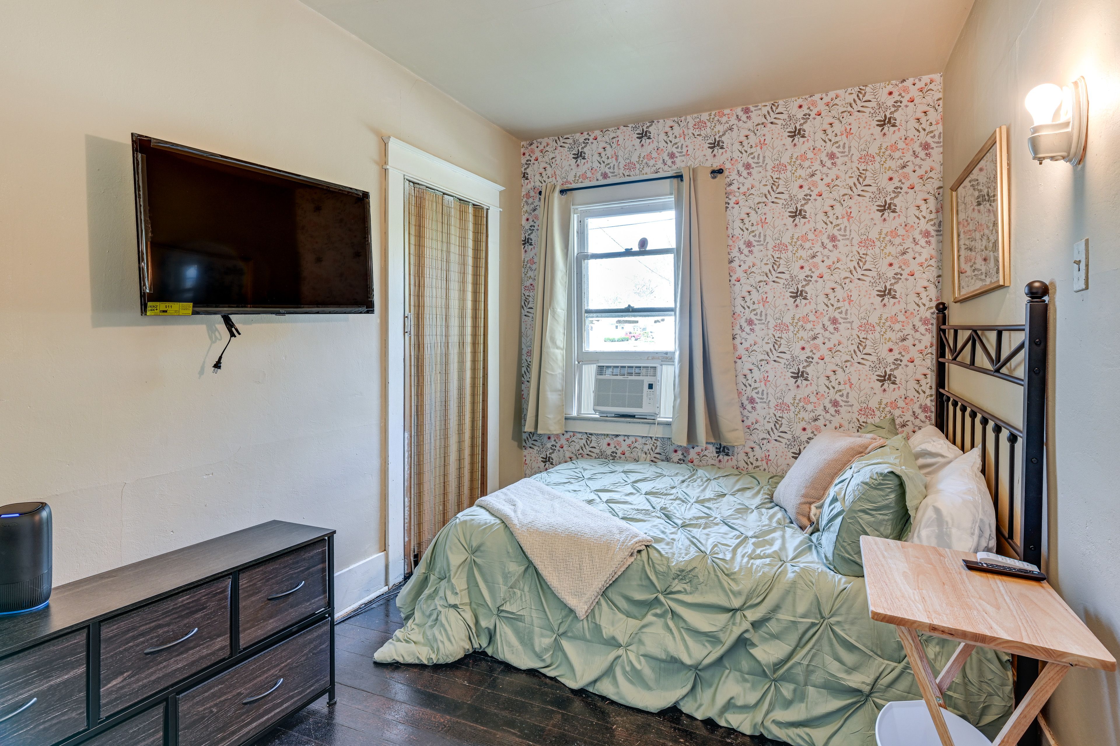 Bedroom 1 | Full Bed | TV