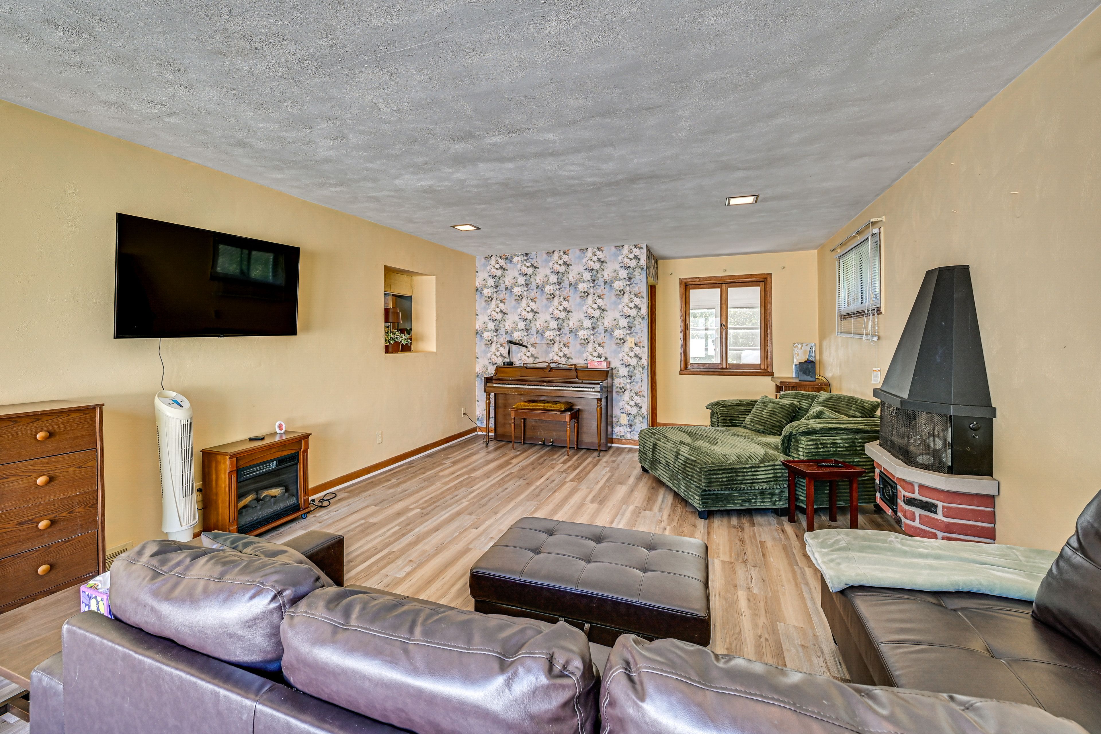 Living Room | Main Level | Smart TV | Free WiFi