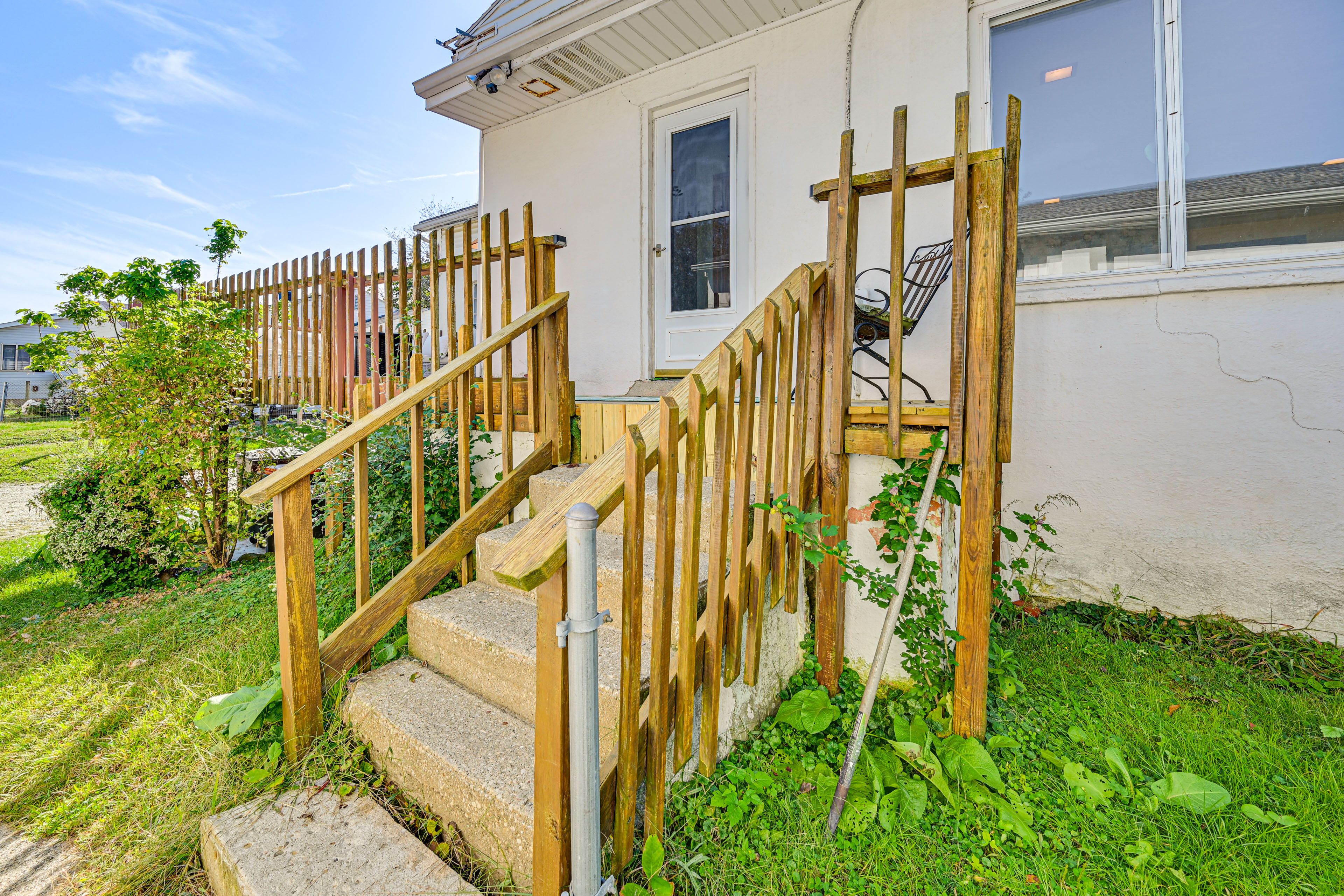 Property Exterior | Driveway (2 Vehicles)