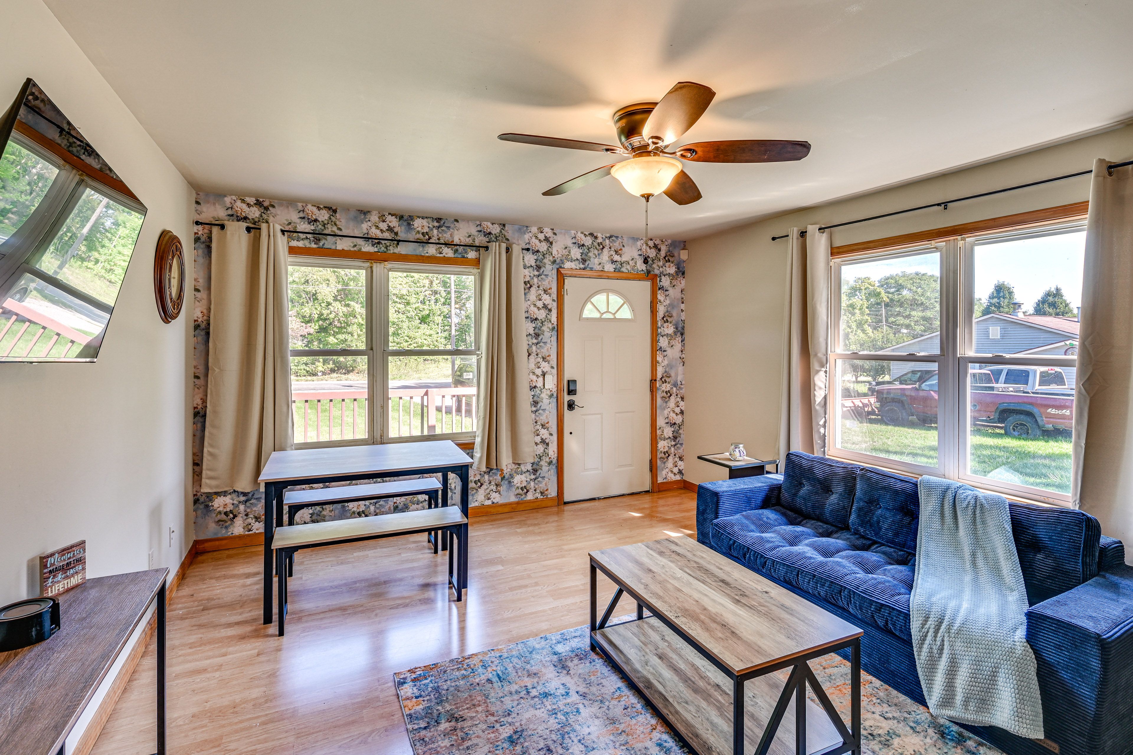 Living Room | Smart TV | Free WiFi | Main Level