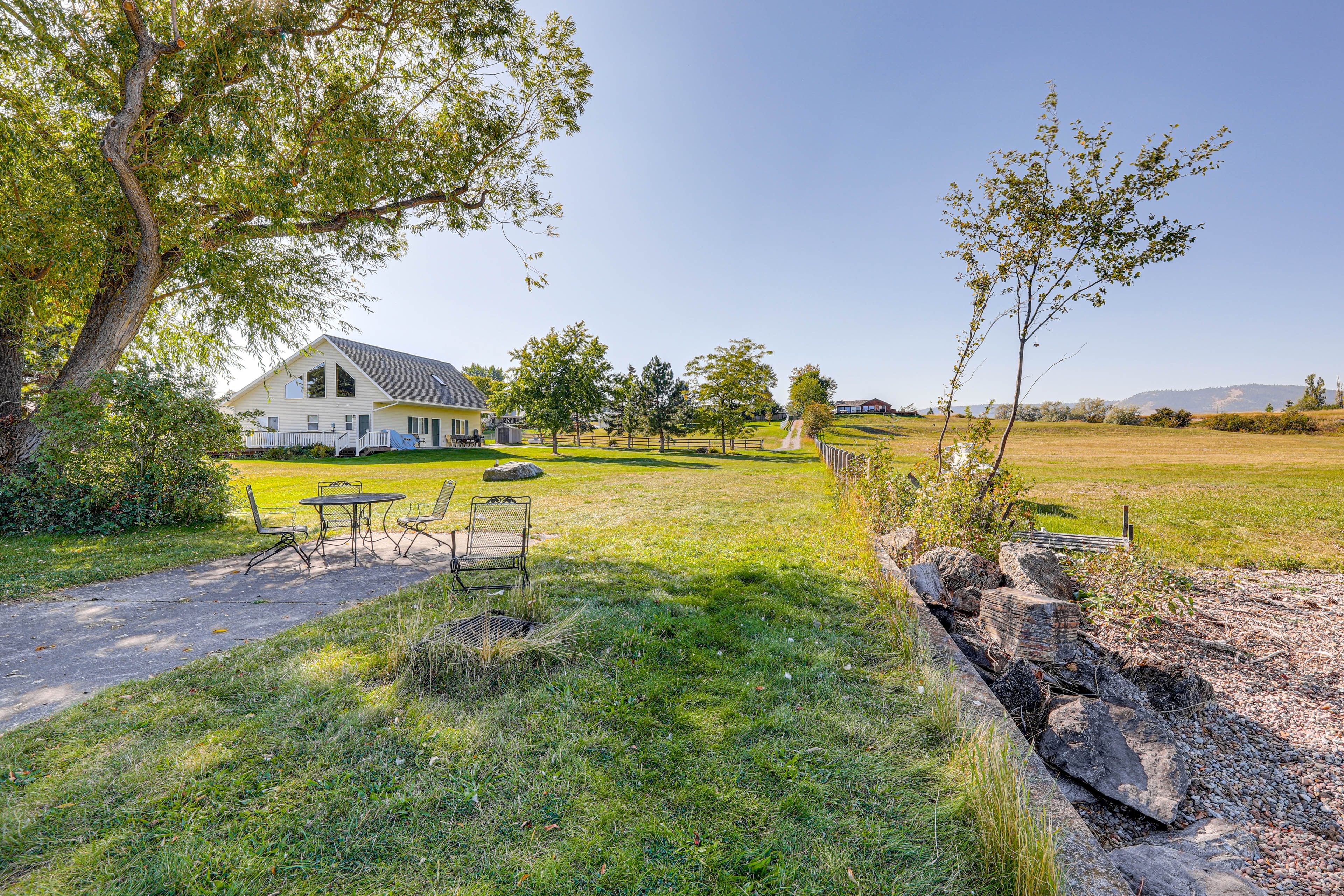 Waterfront Seating Area | 500 Ft Away