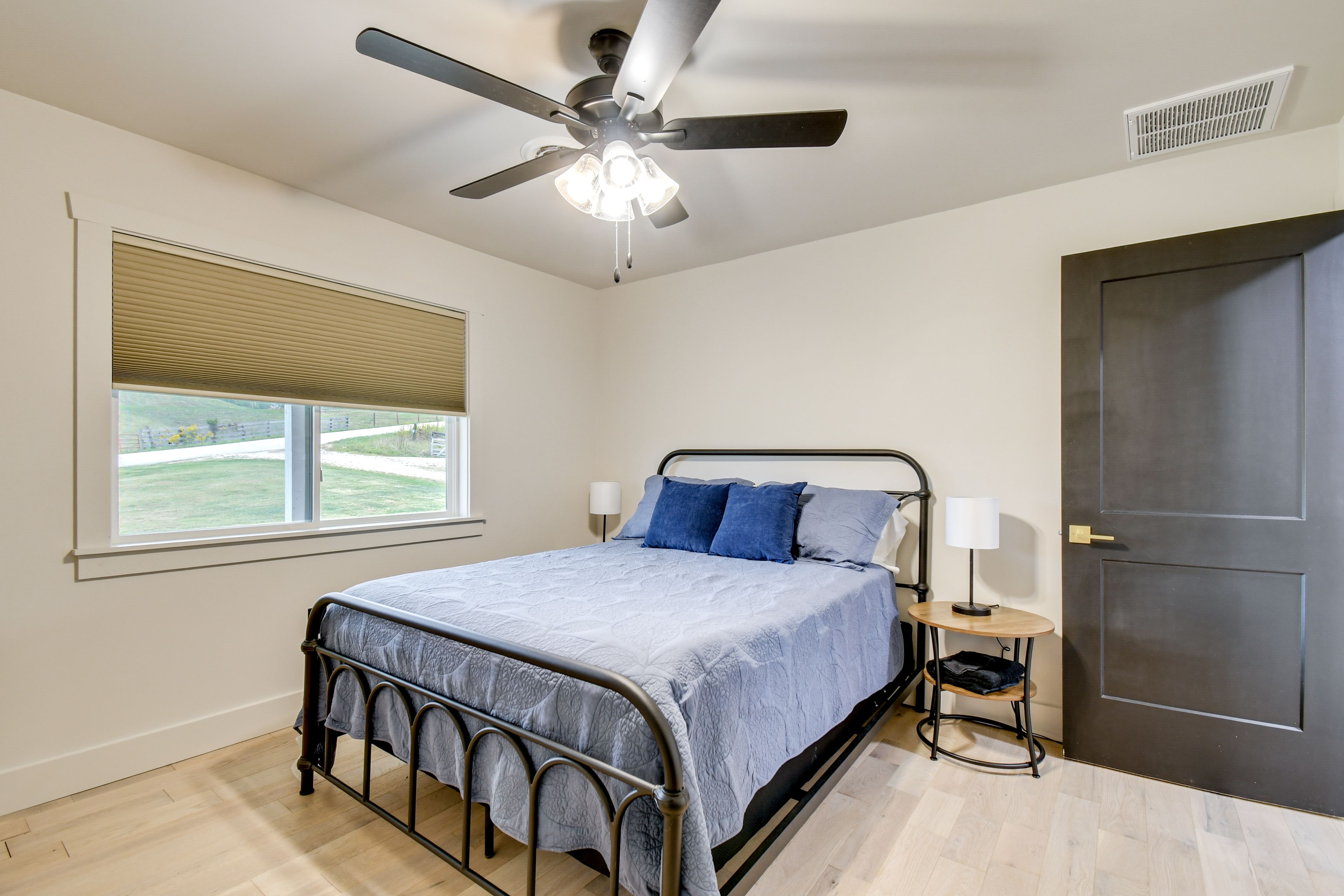 Bedroom 2 | Queen Bed