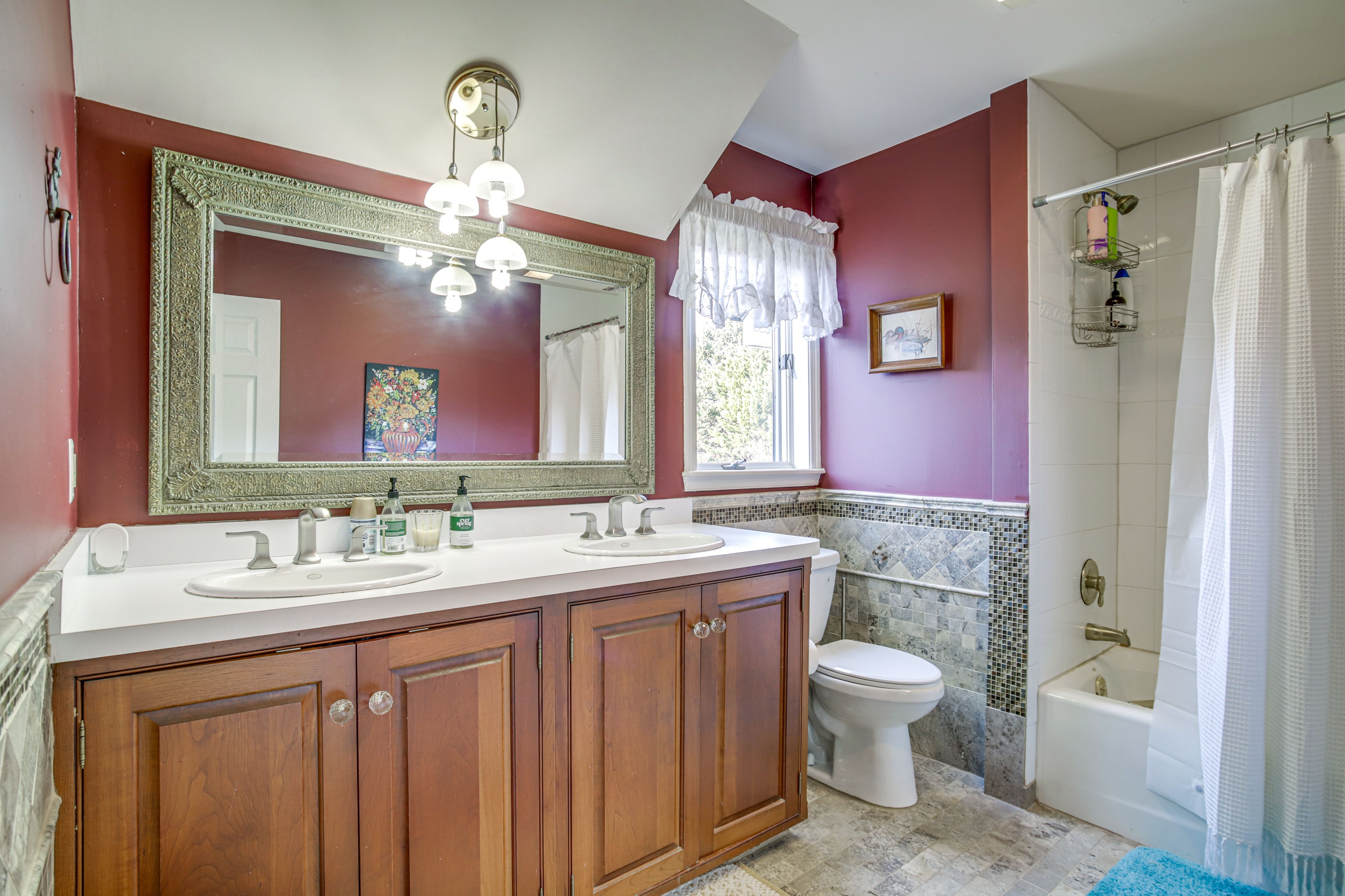 Full Bathroom | 2nd Floor