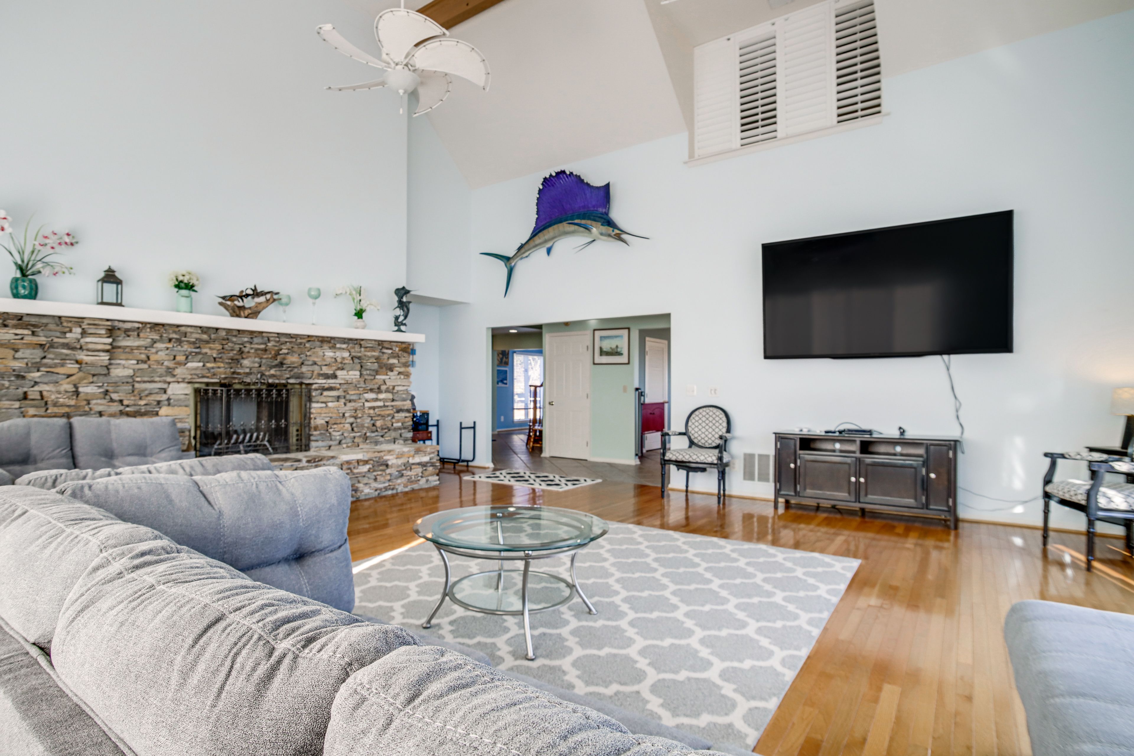 Living Room | 1st Floor | Smart TV | Free WiFi | 2 Queen Sleeper Sofas