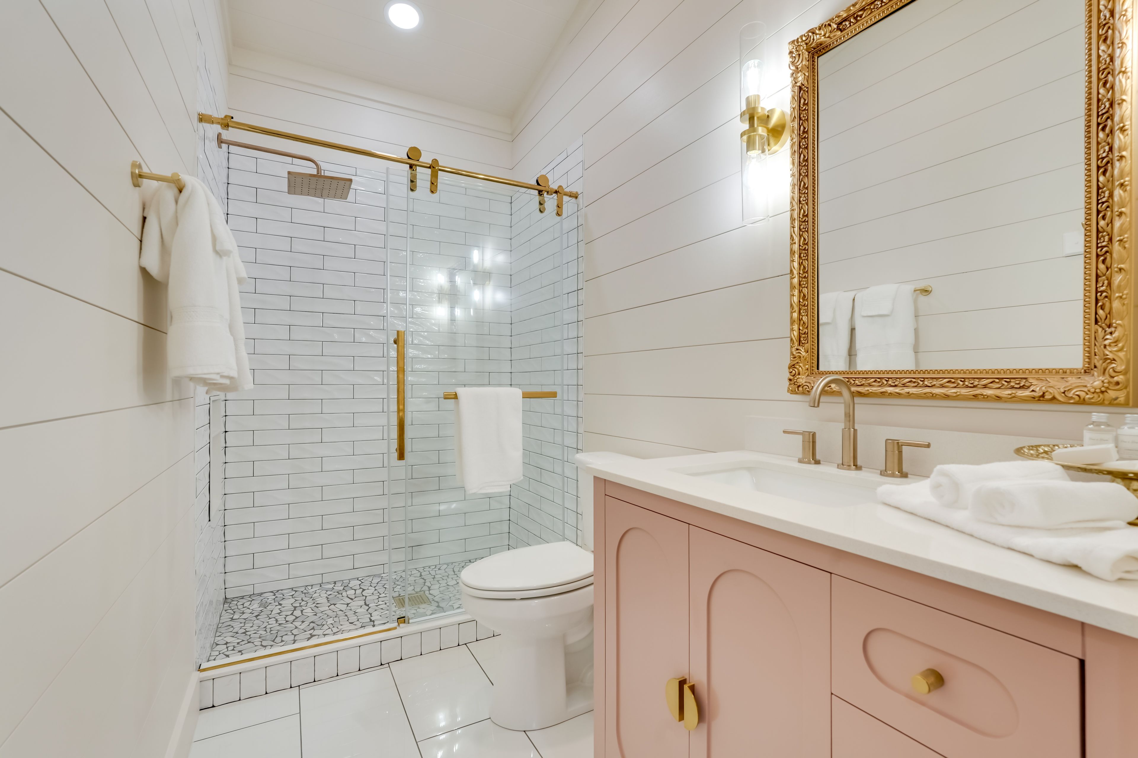 Full Bathroom | Towels Provided