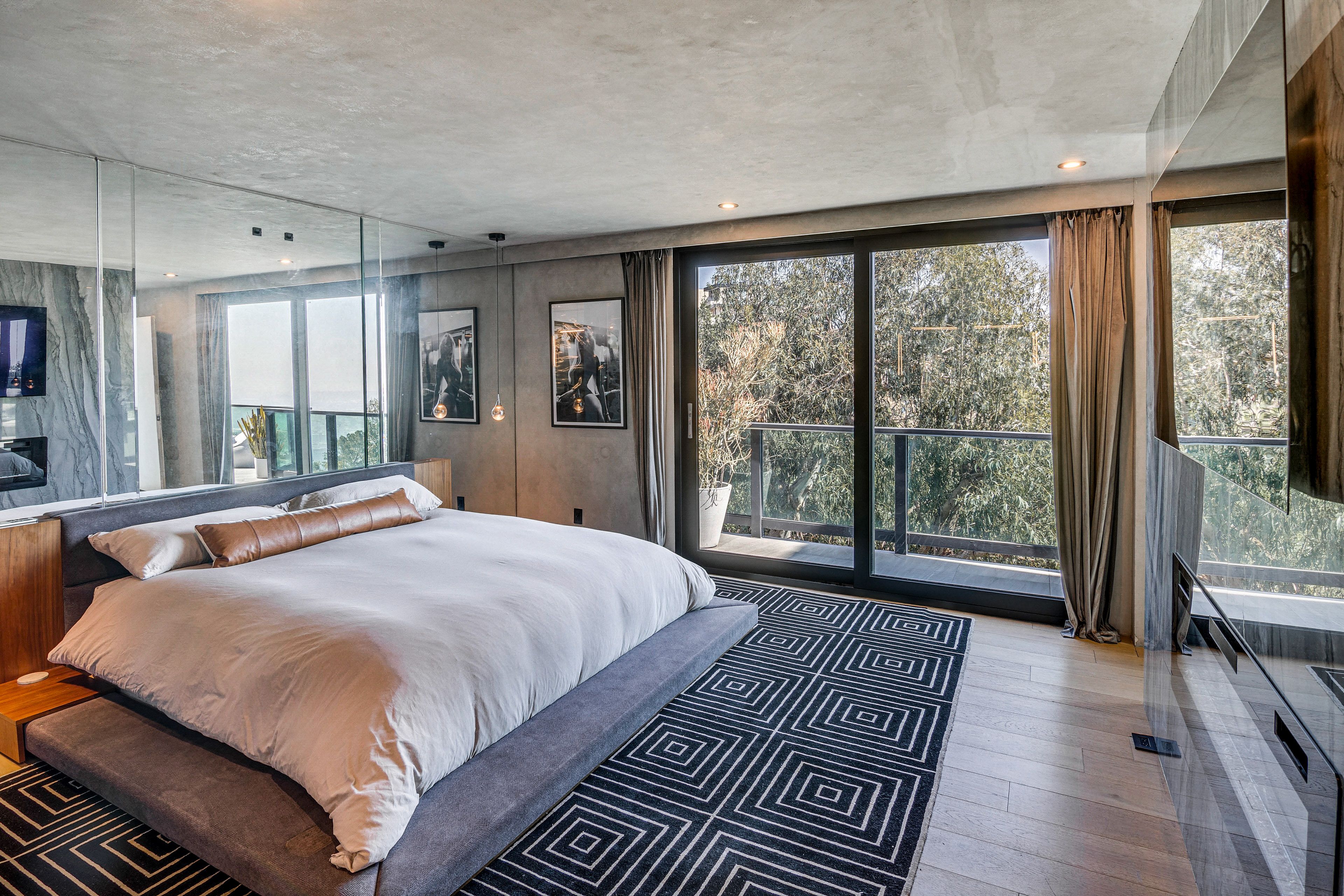 Bedroom 1 | King Bed | 1st Floor