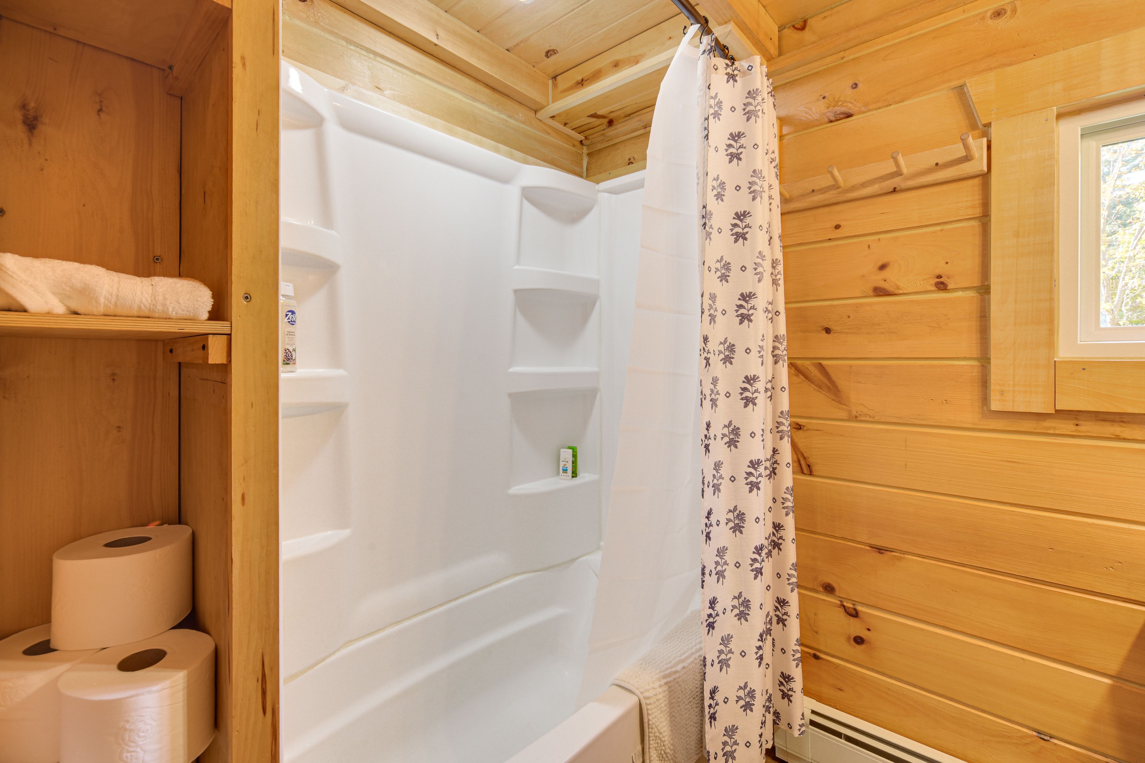 Full Bath | 1st Floor | Towels | Hair Dryer