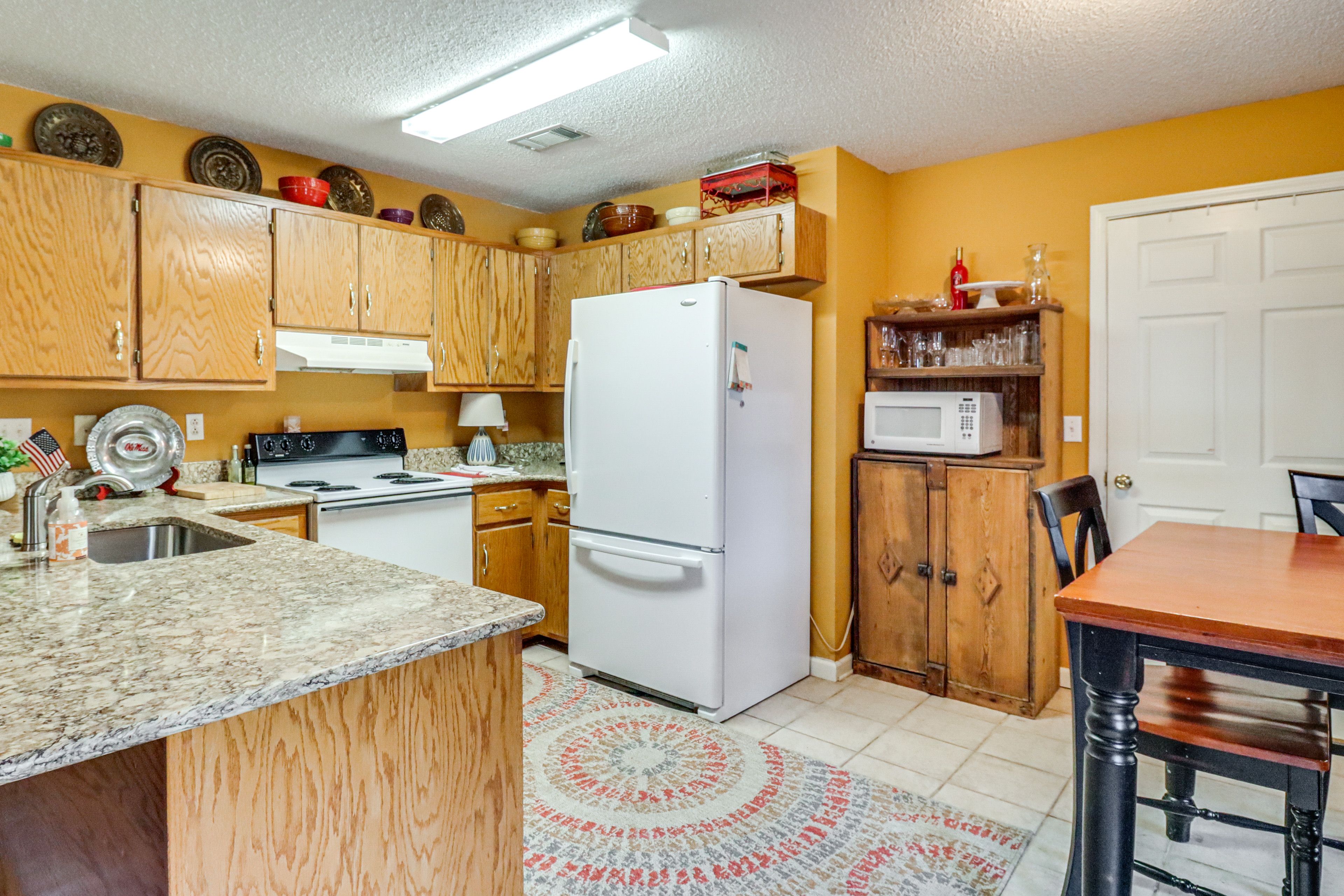 Kitchen & Dining Area | Open Floor Plan | Free WiFi