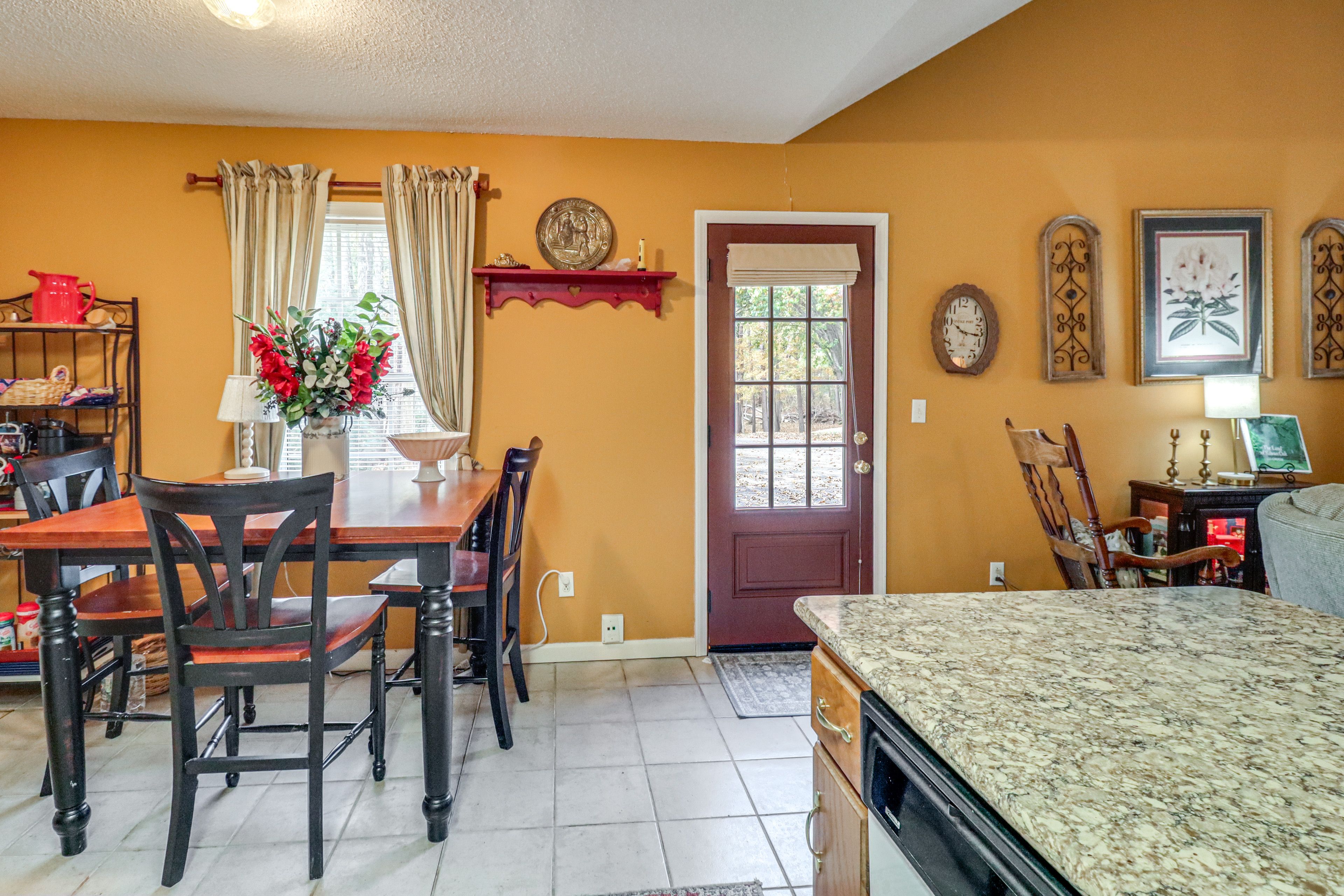 Dining Area | Dishes & Flatware Provided
