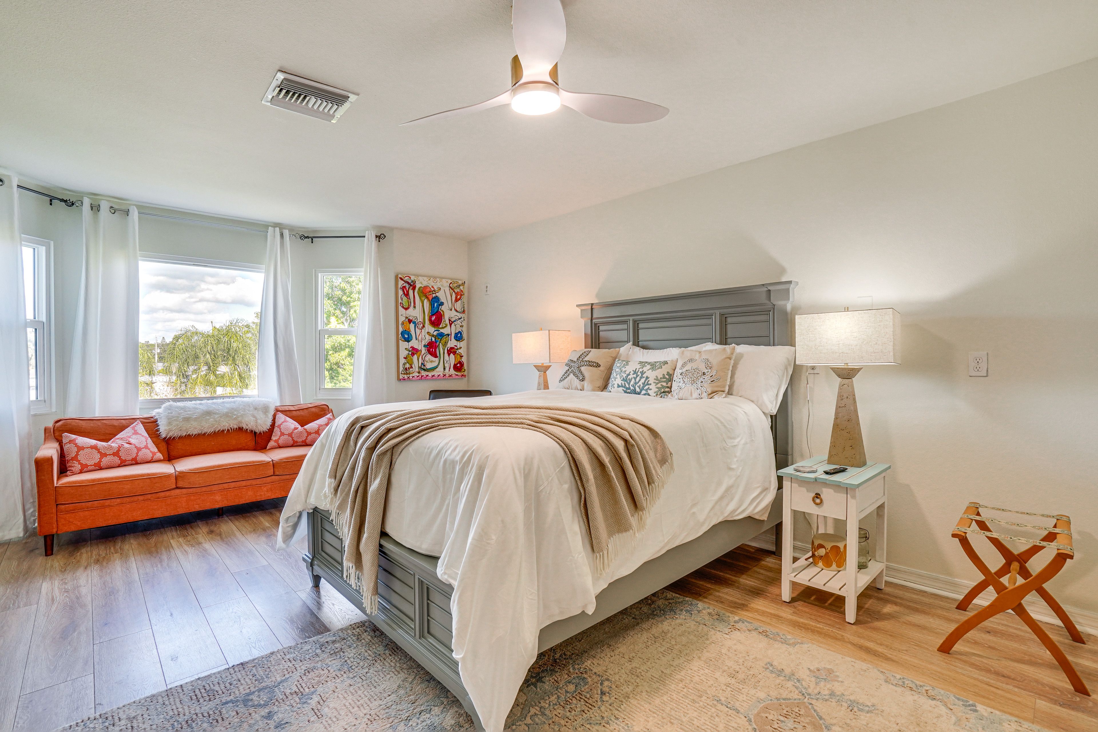 Bedroom 4 | Queen Bed | Smart TV | Desk