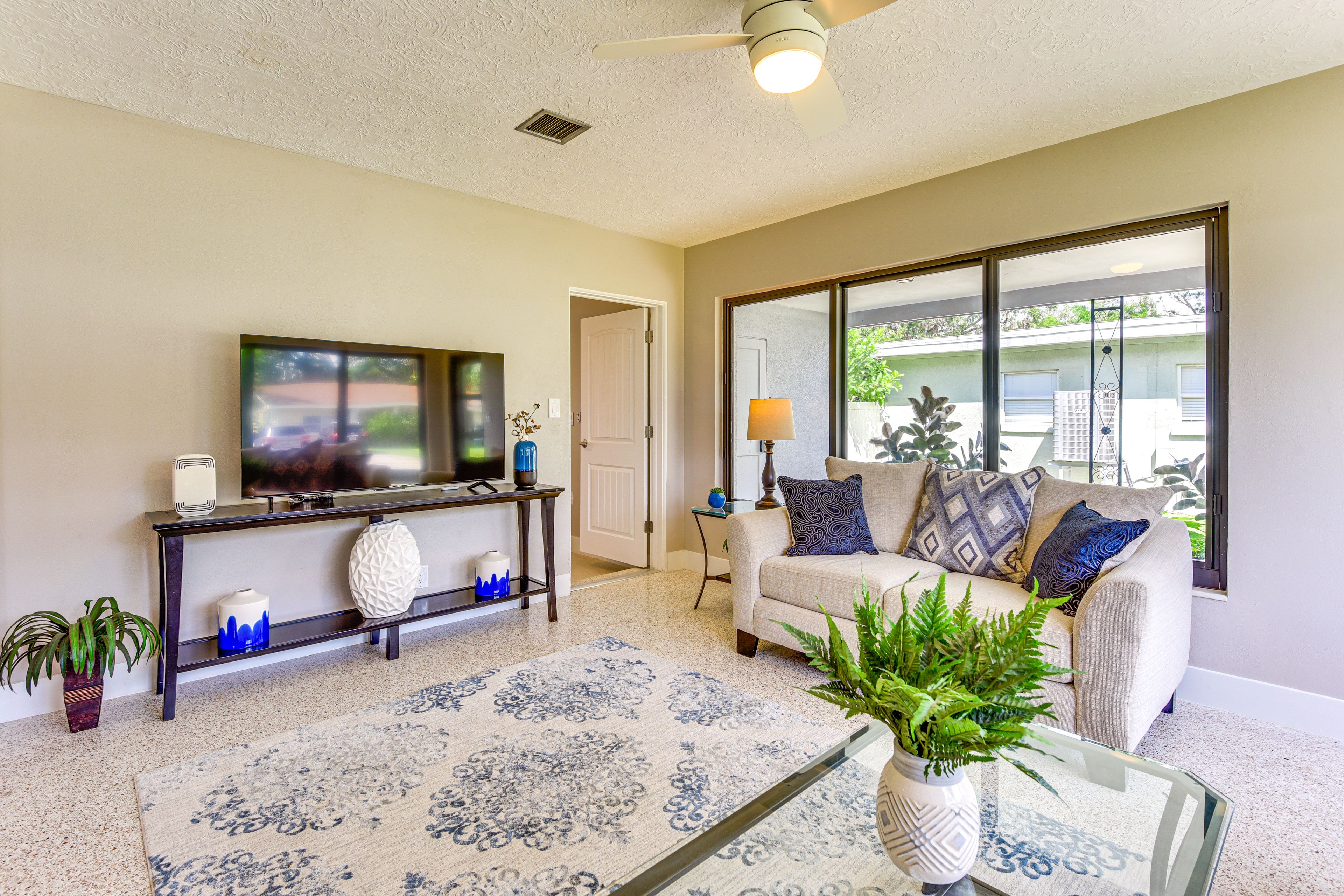 Living Room | Free WiFi | Central Heating & Air Conditioning