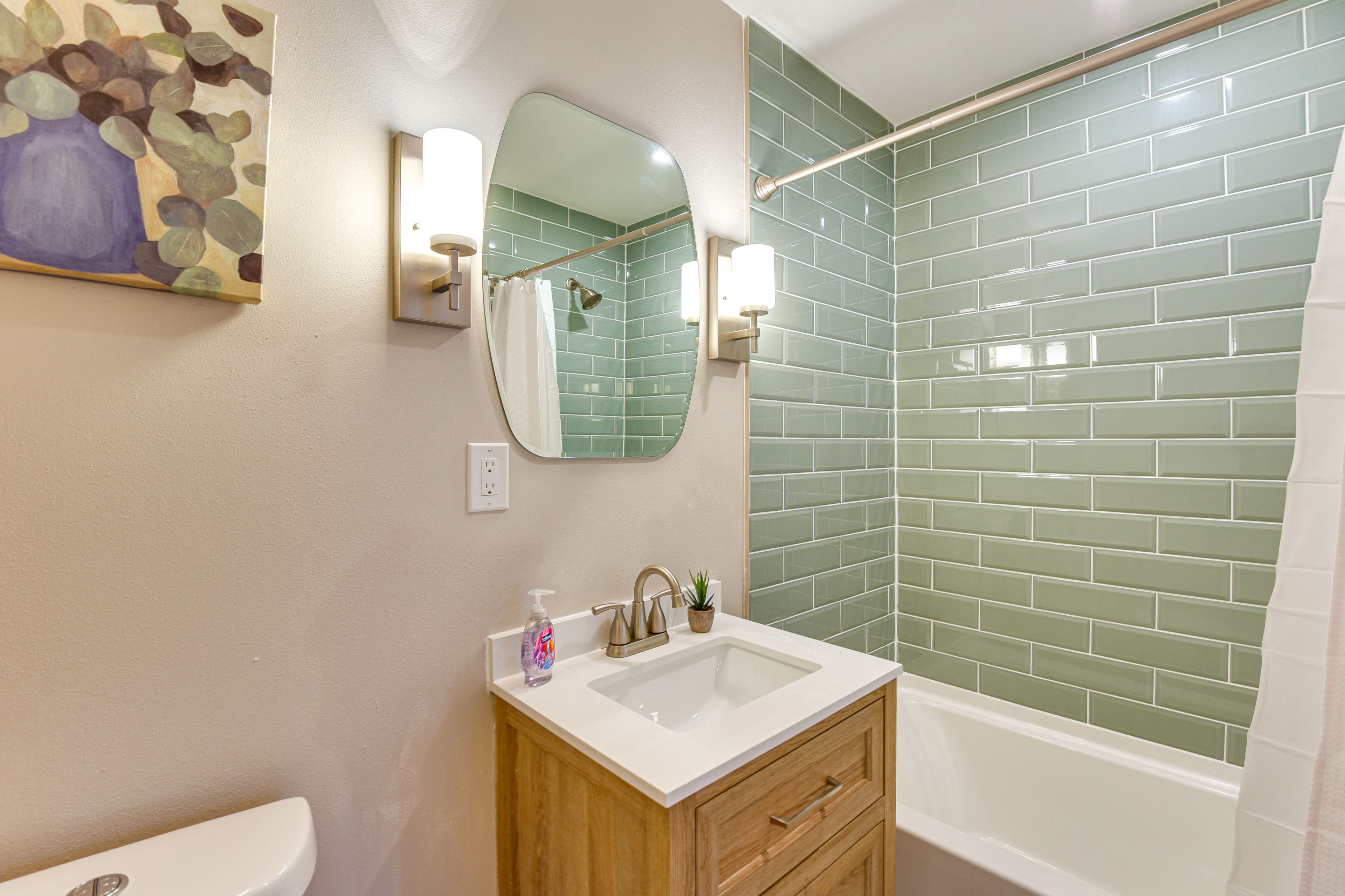 Full Bathroom | Complimentary Toiletries | Towels Provided