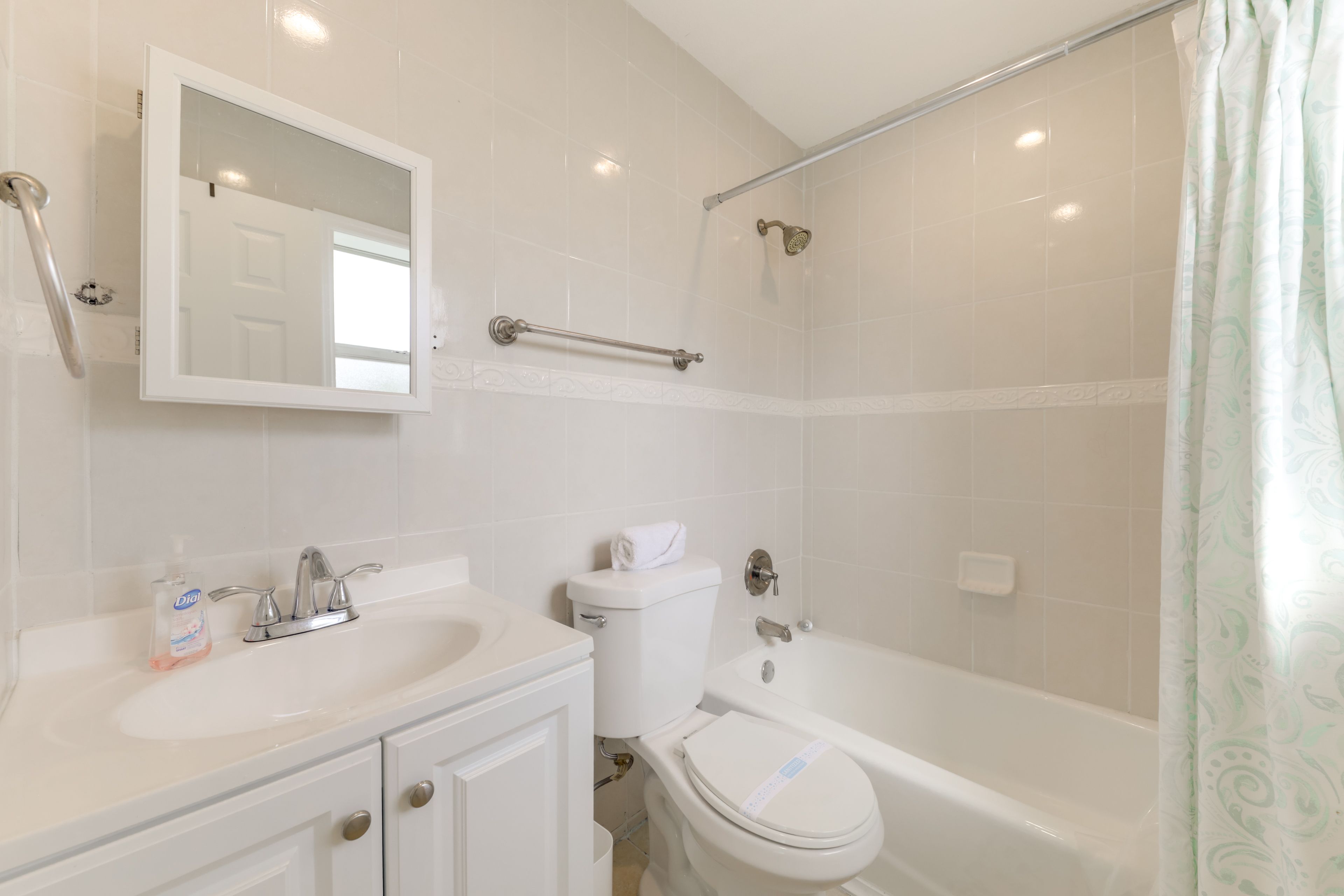 En-Suite Bathroom | Shower/Bath Combo | Towels & Linens Provided