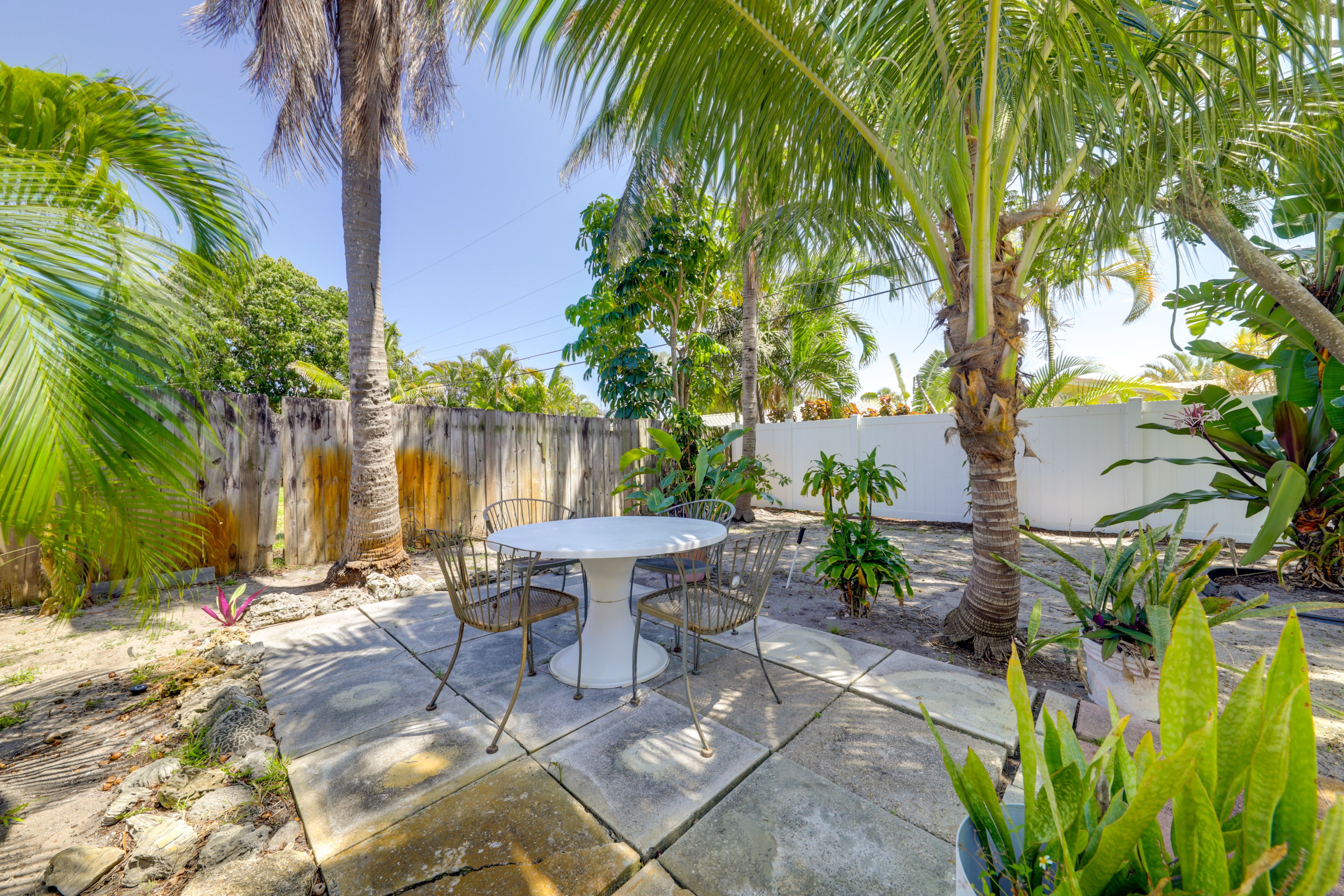 Private Backyard | Patio | Dining Area