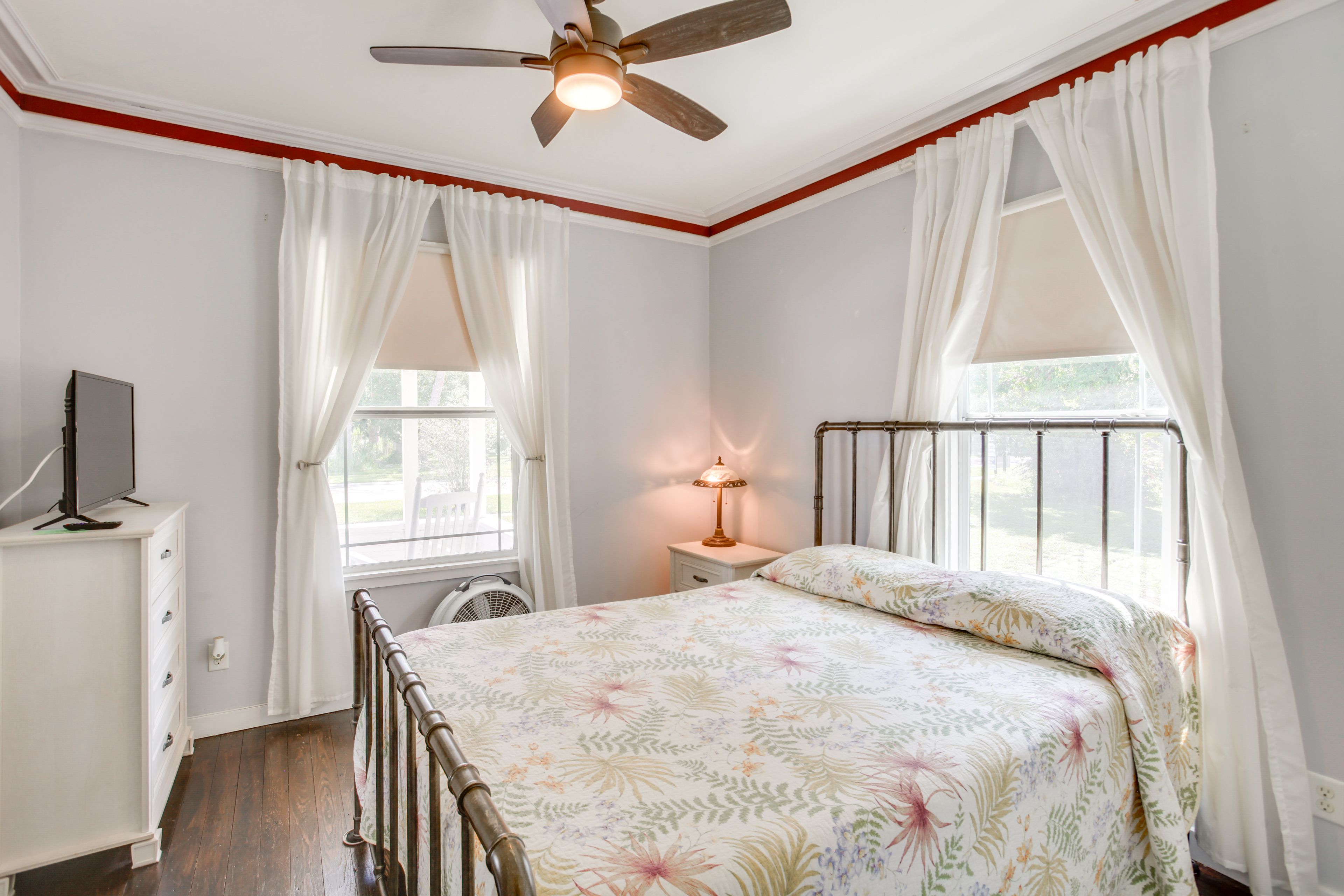 Bedroom 1 | 1st Floor | Queen Bed | Smart TV | Linens Provided