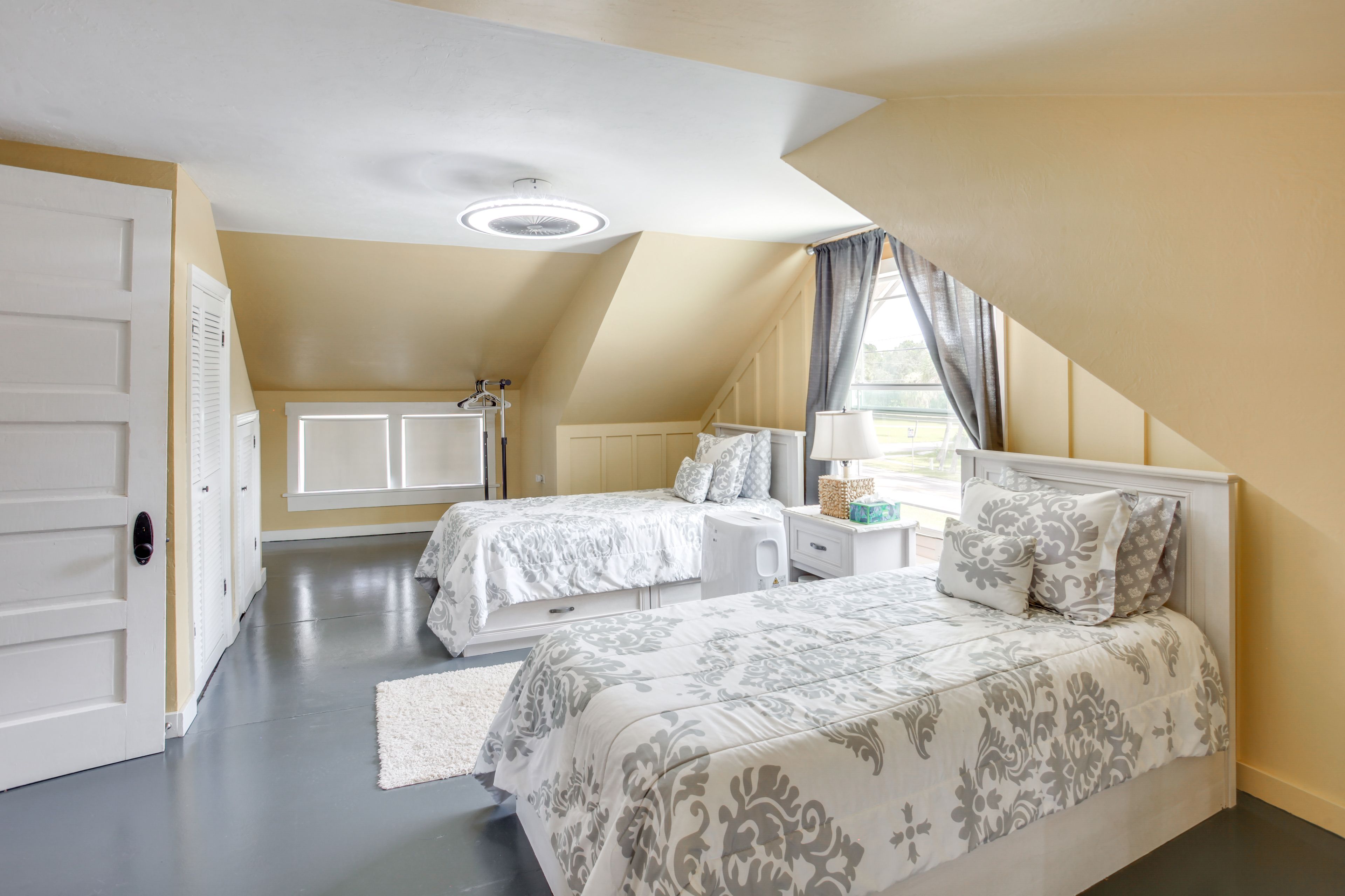 Bedroom 2 | 2nd Floor | 2 Twin Beds | Smart TV
