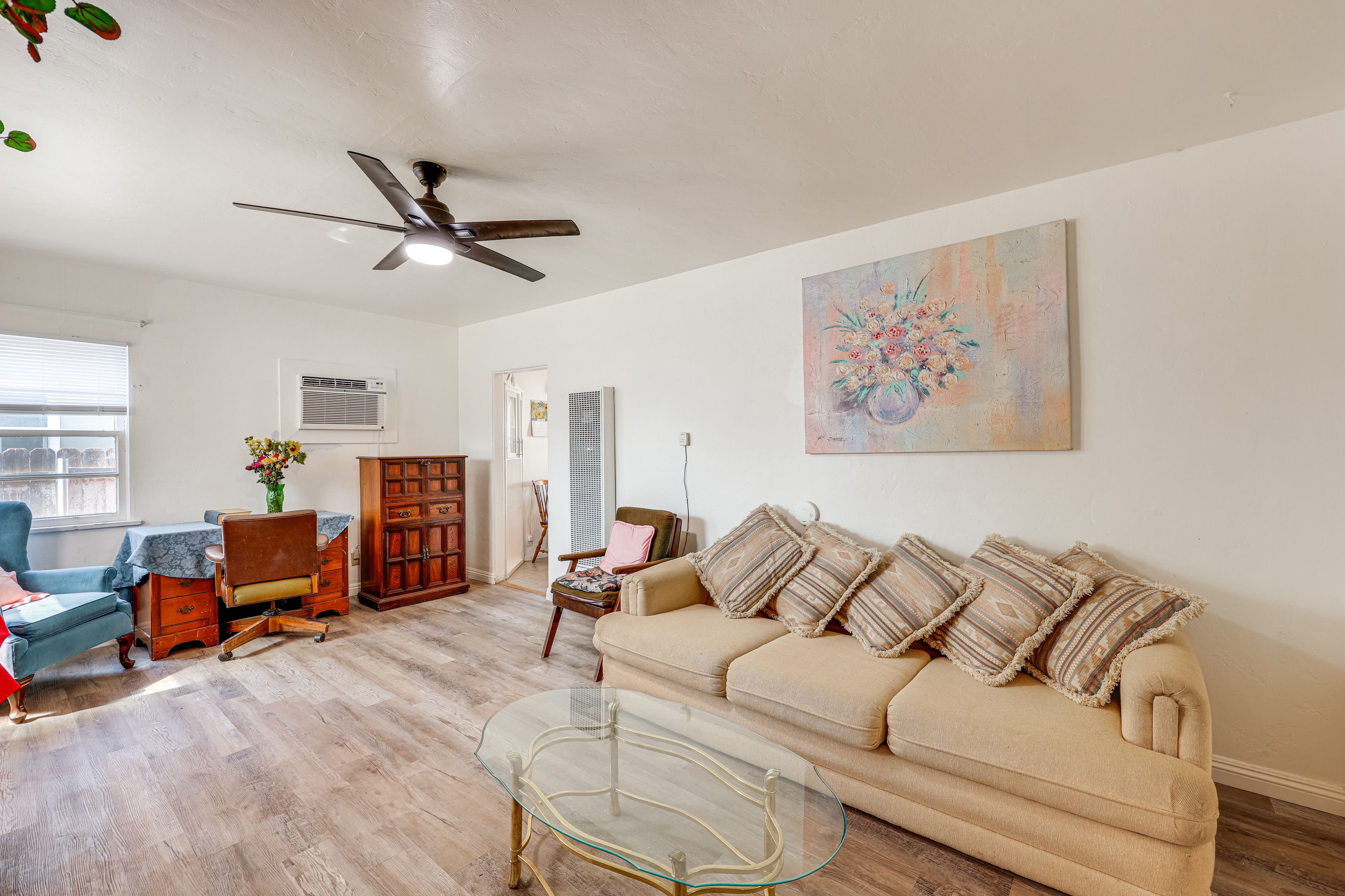 Living Room | Free WiFi | Flat-Screen TV | Wall A/C & Heating