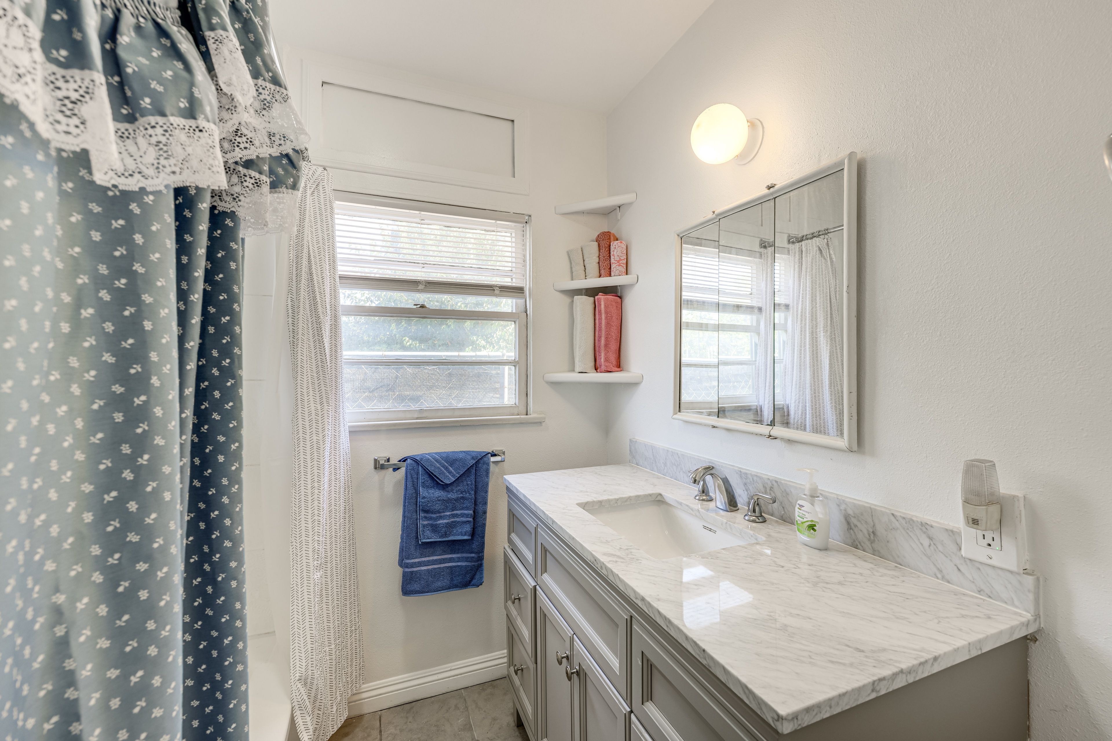 Full Bathroom | Towels Provided | Complimentary Toiletries