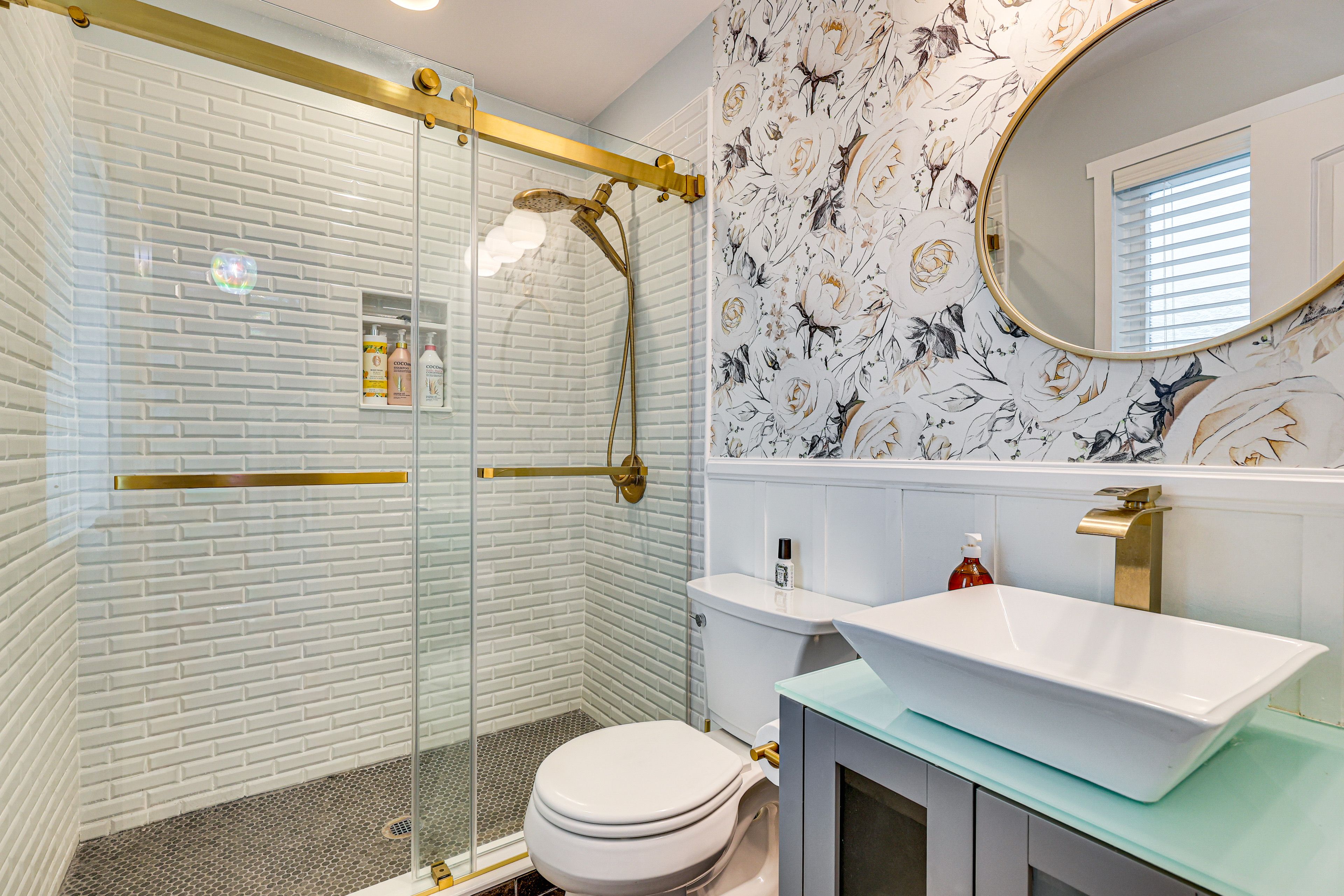 Full Bathroom | 1st Floor | Towels Provided
