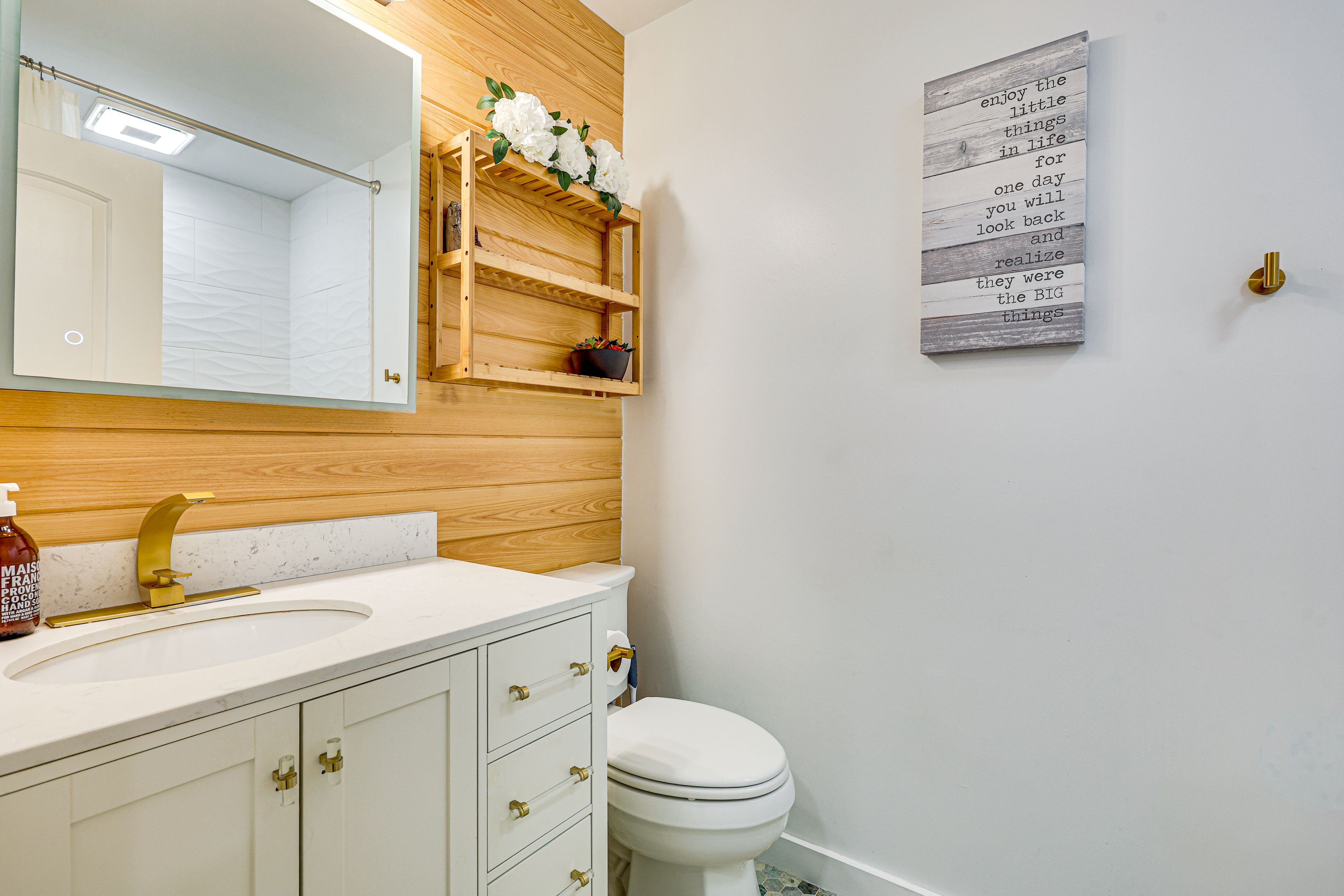 Full Bathroom | 2nd Floor