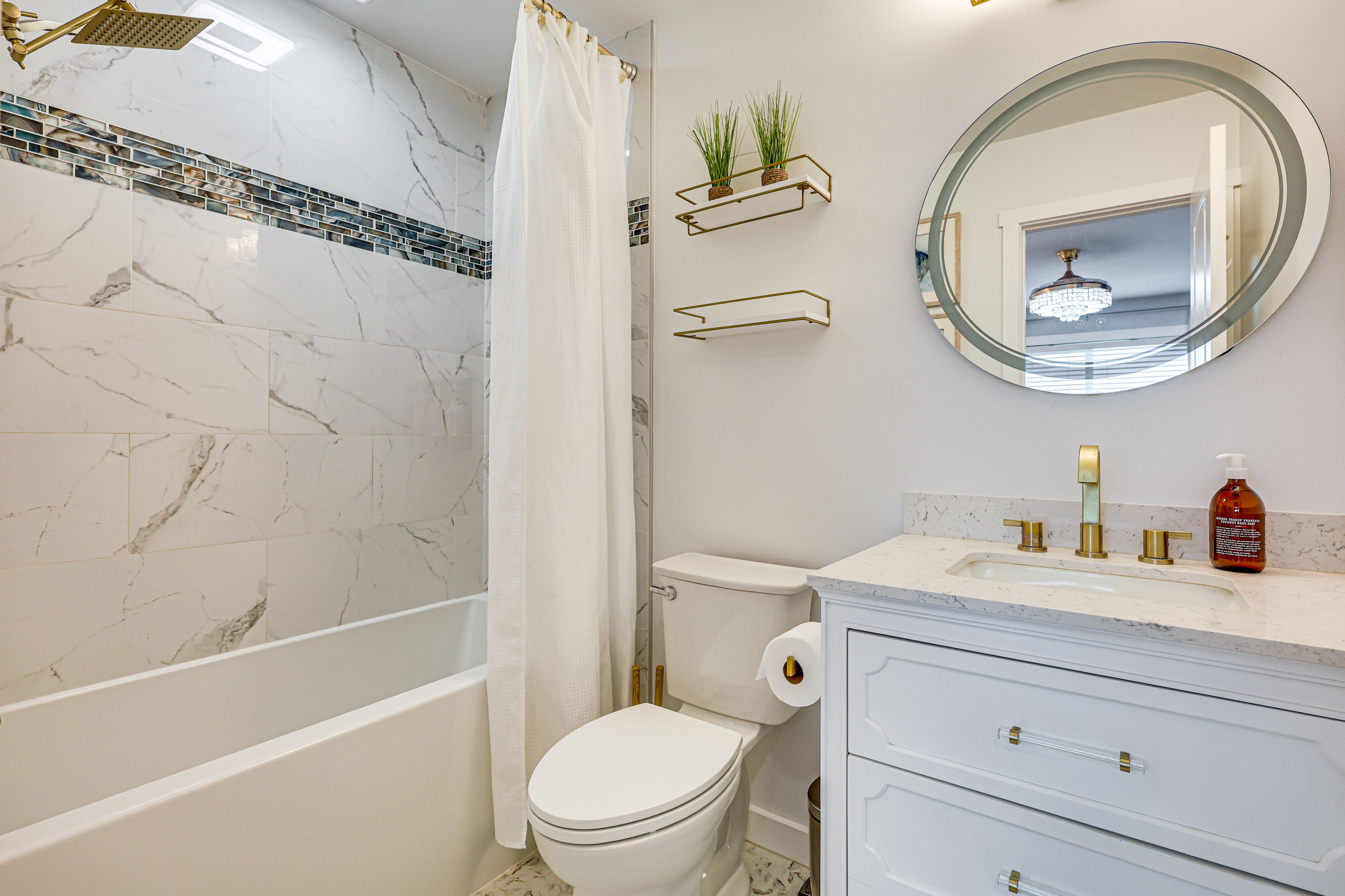 Full Bathroom | 2nd Floor