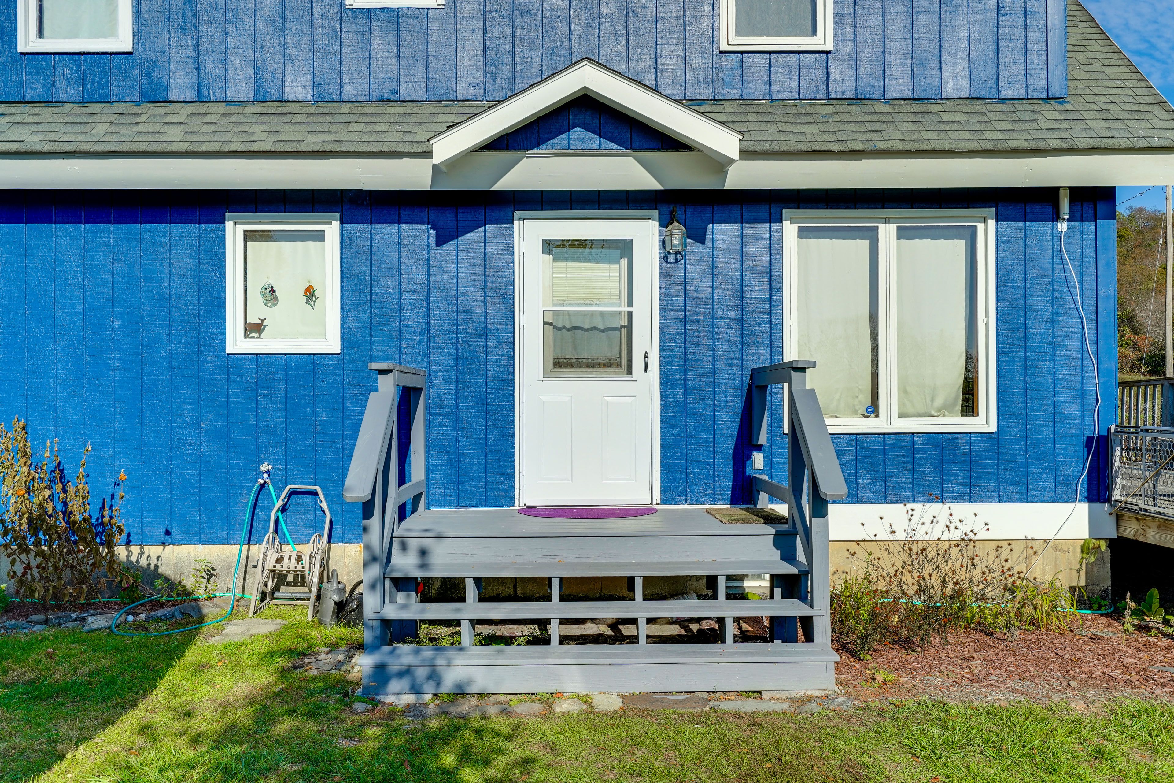 Property Exterior | Driveway (3 Vehicles)