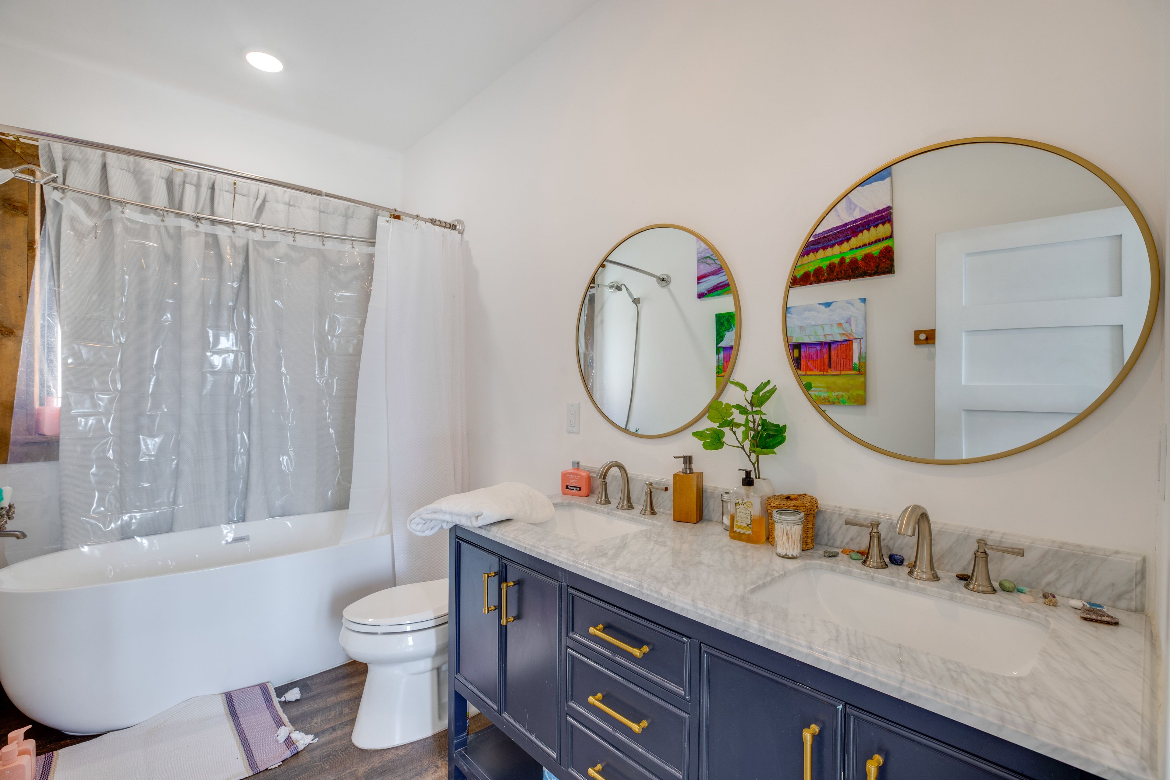 Full Bath | Towels | Hair Dryer | 1st Floor