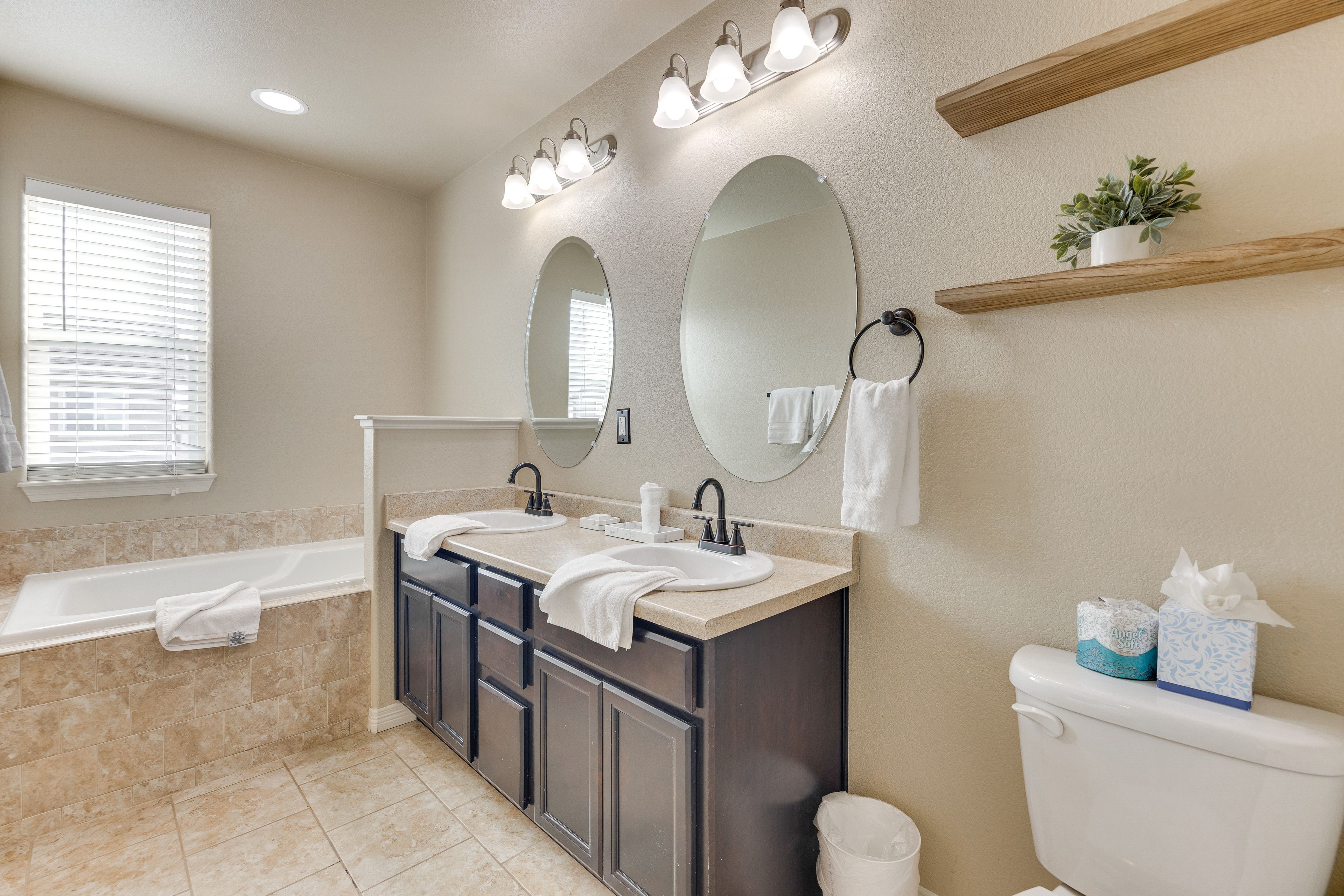 En-Suite Bathroom | Towels Provided | 2nd Floor