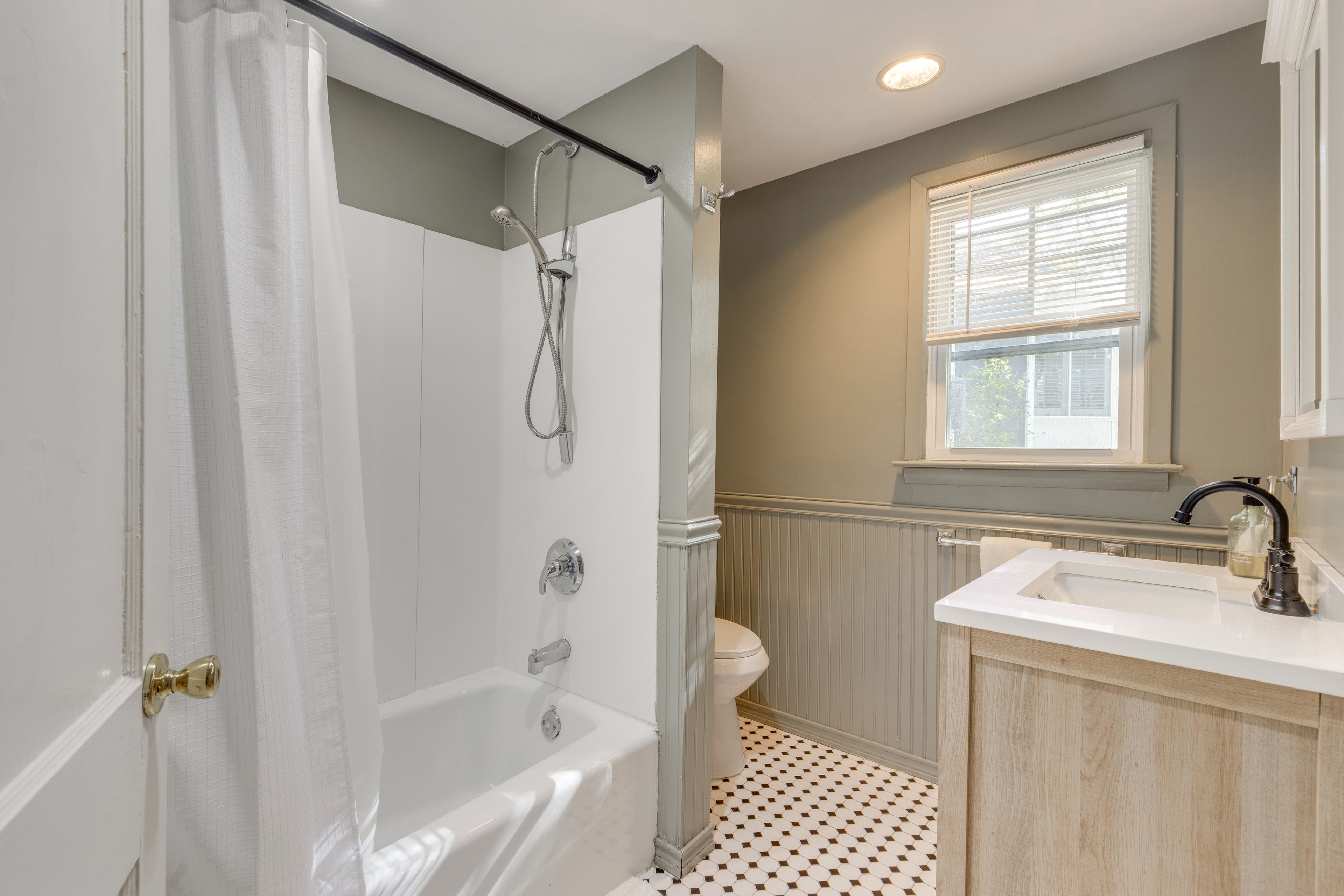 Full Bathroom | Towels Provided | Complimentary Toiletries