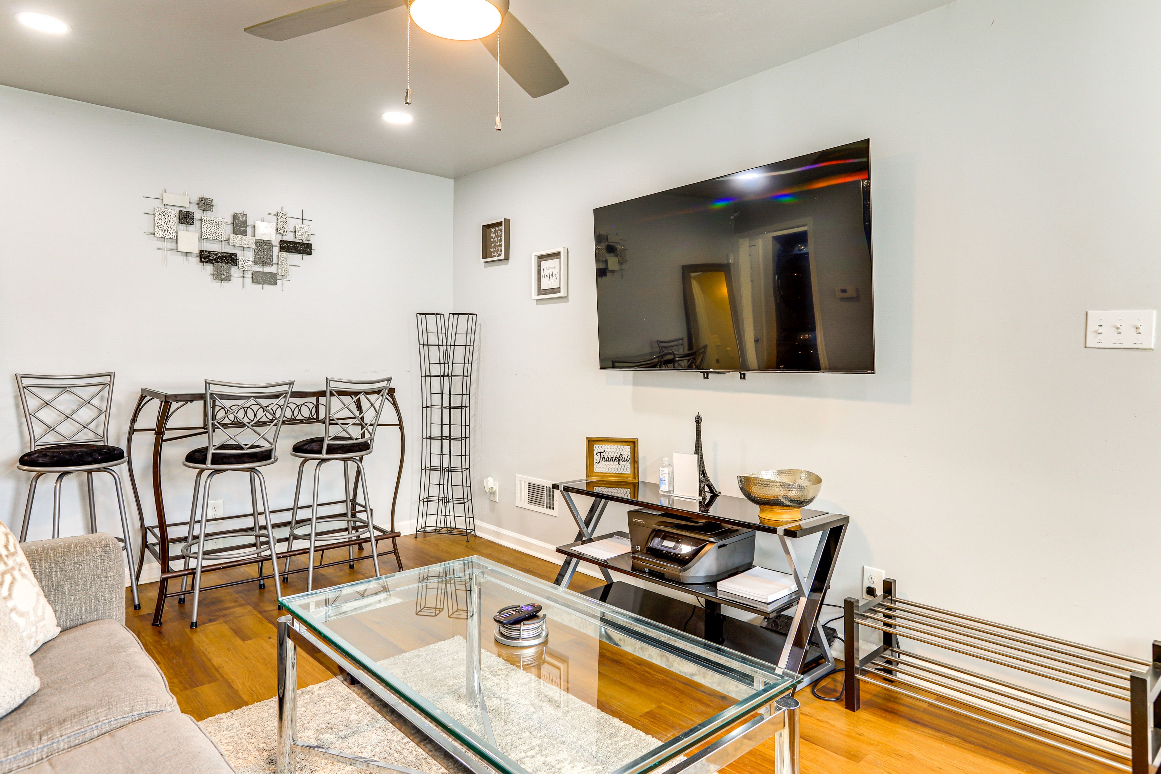 Living Room | Smart TV | Free WiFi | Central A/C & Heating | Board Games