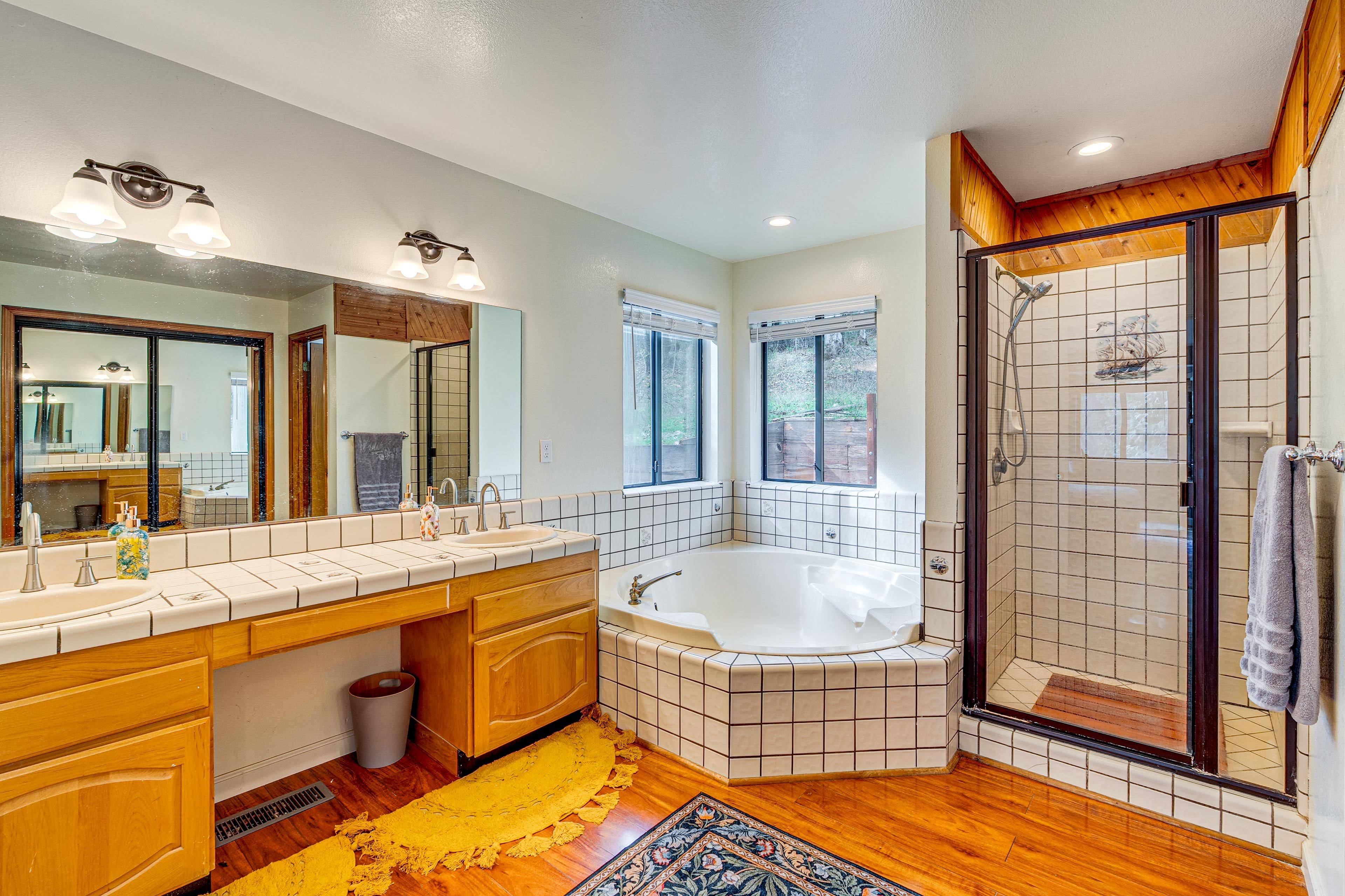 Full Bathroom | Towels Provided