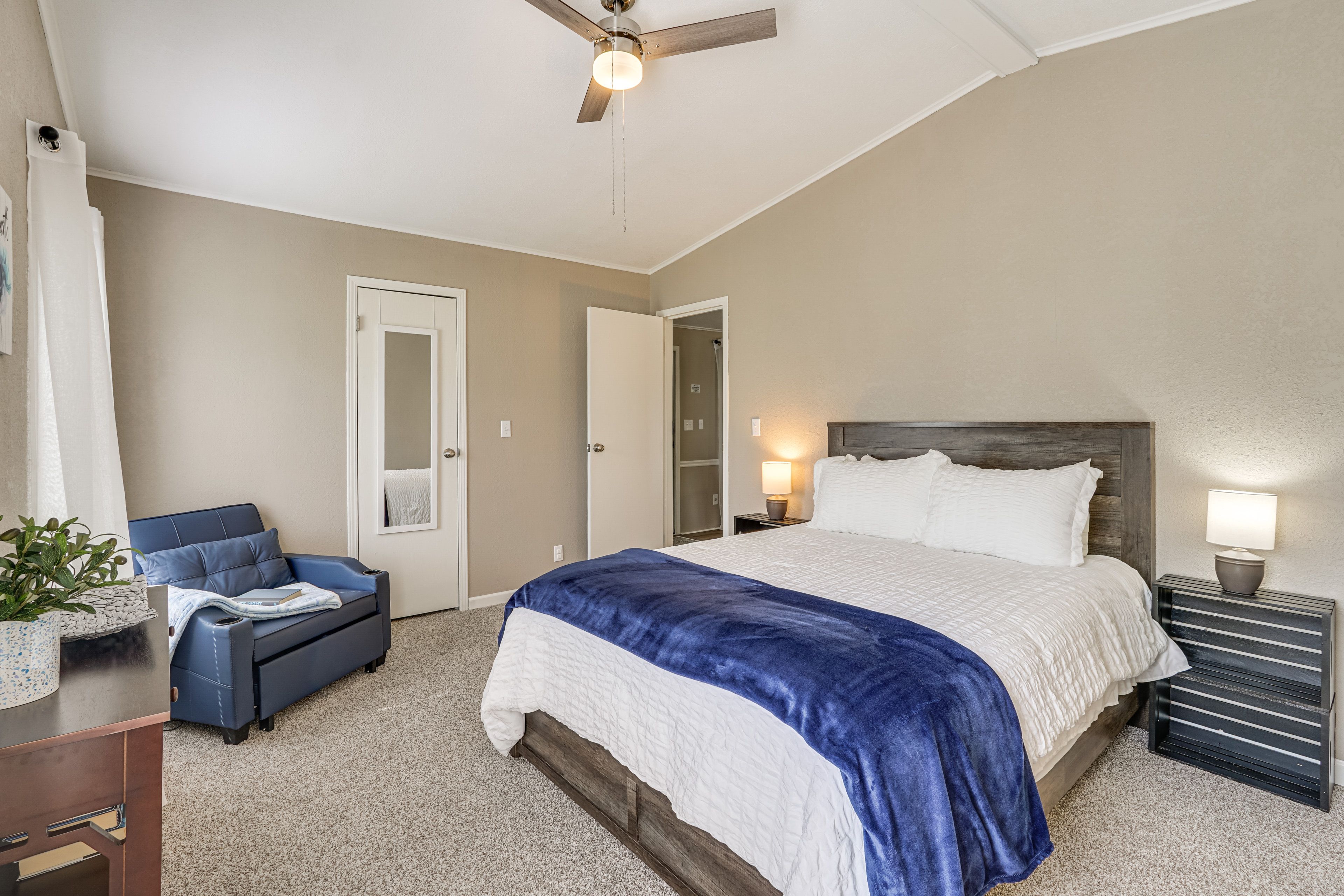 Bedroom 1 | Queen Bed