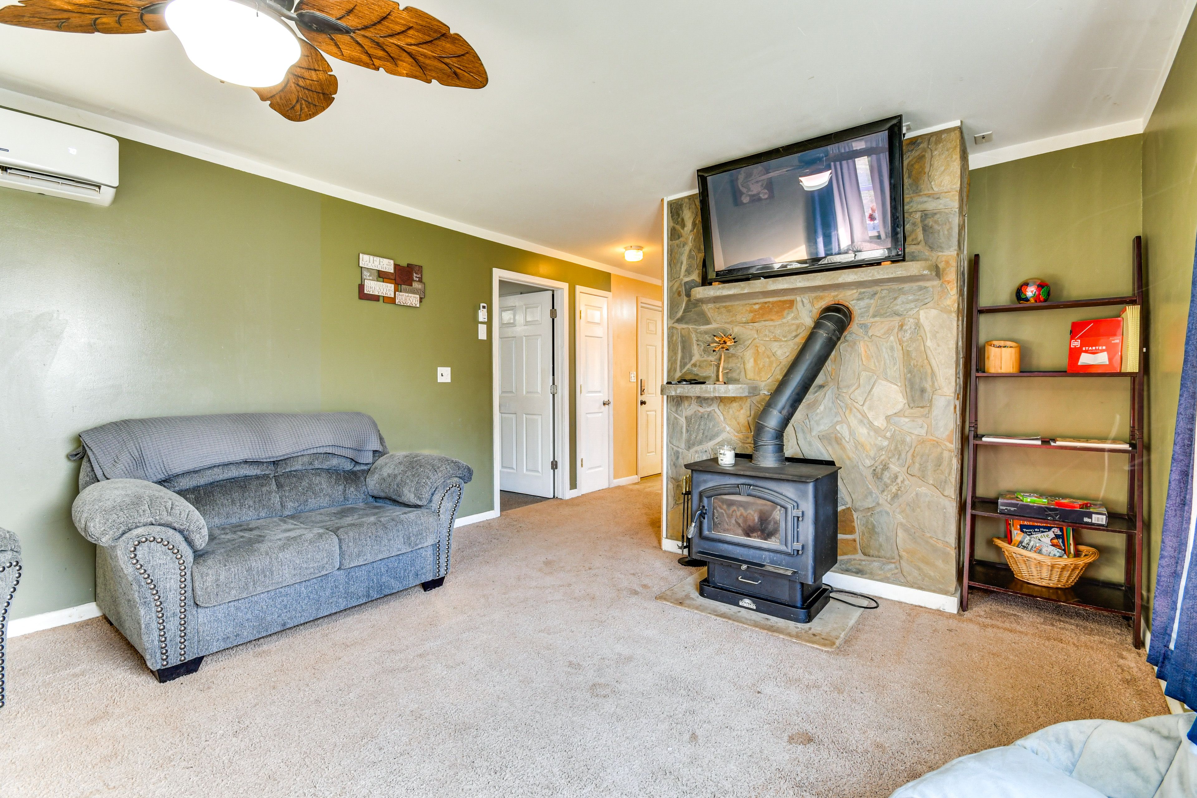 Living Room | 1st Floor | Board Games | Central Heating & A/C | Free WiFi