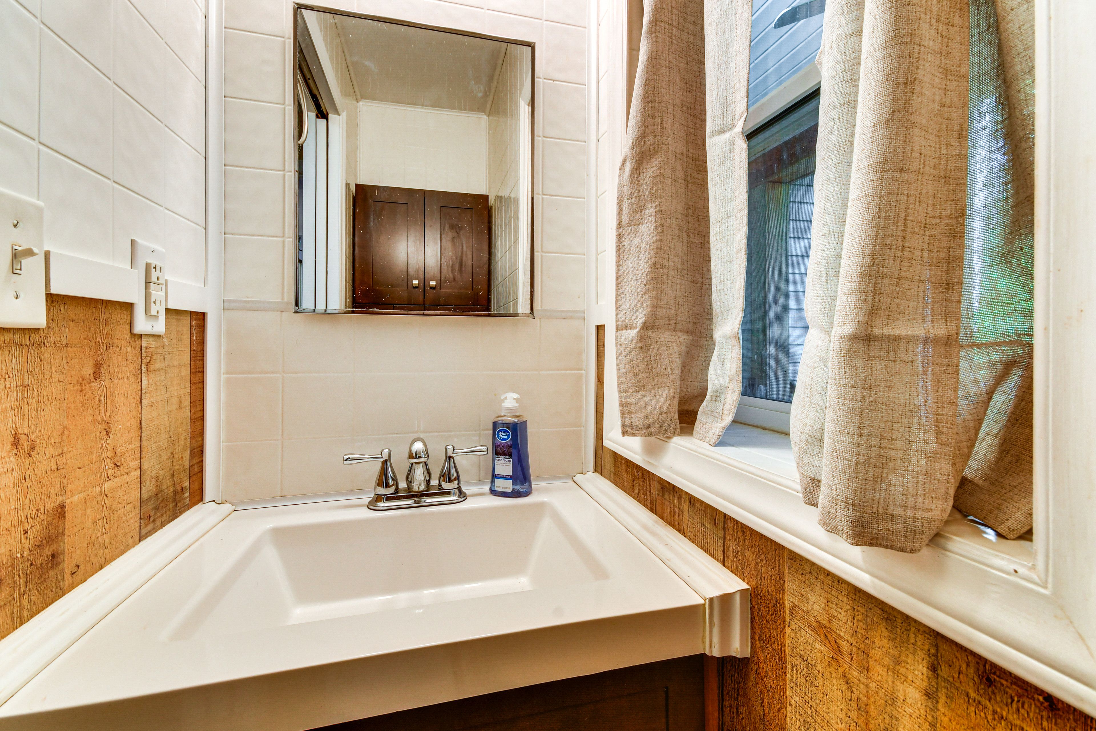 Half Bathroom | 1st Floor | Complimentary Toiletries | Towels Provided