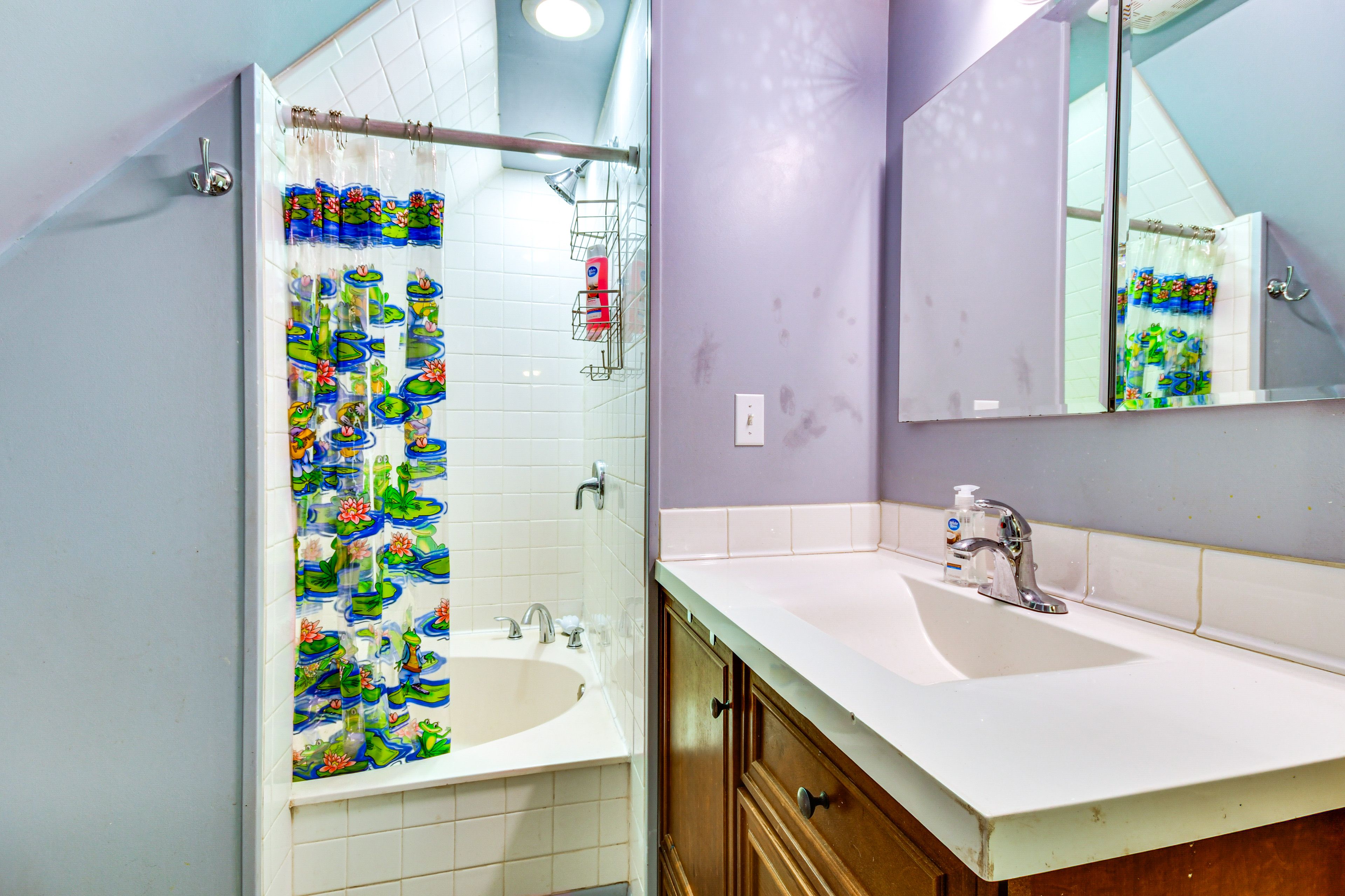 Full Bathroom | 2nd Floor