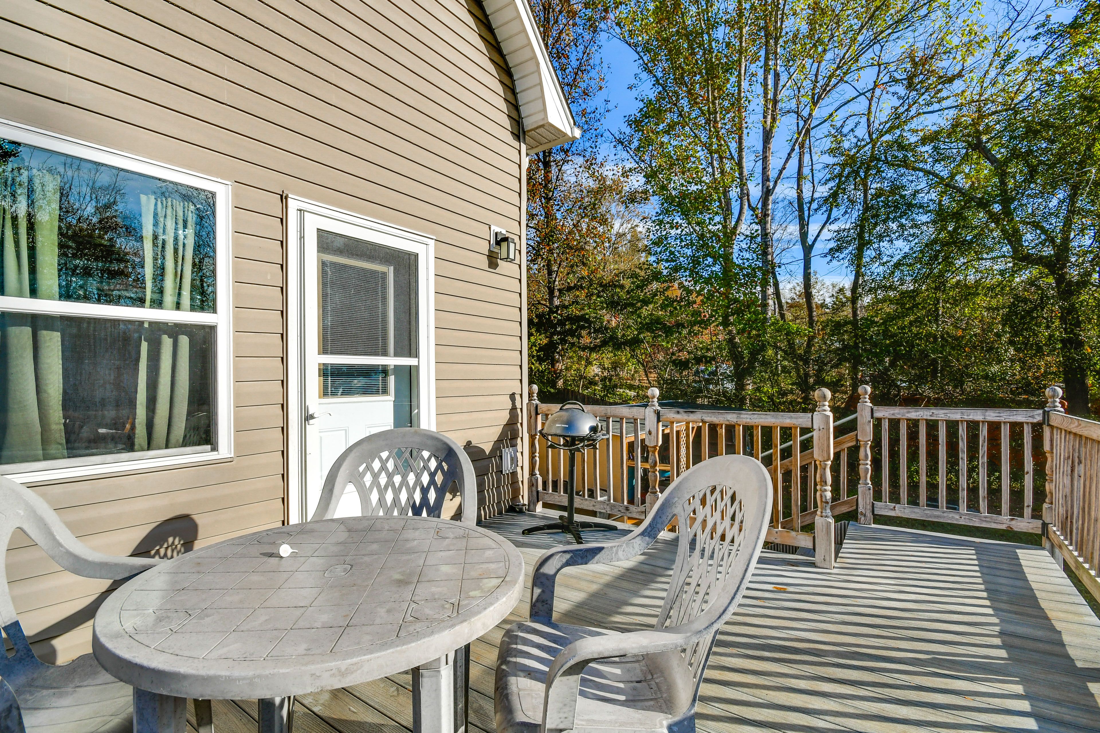 Deck | Dining Space | Grill