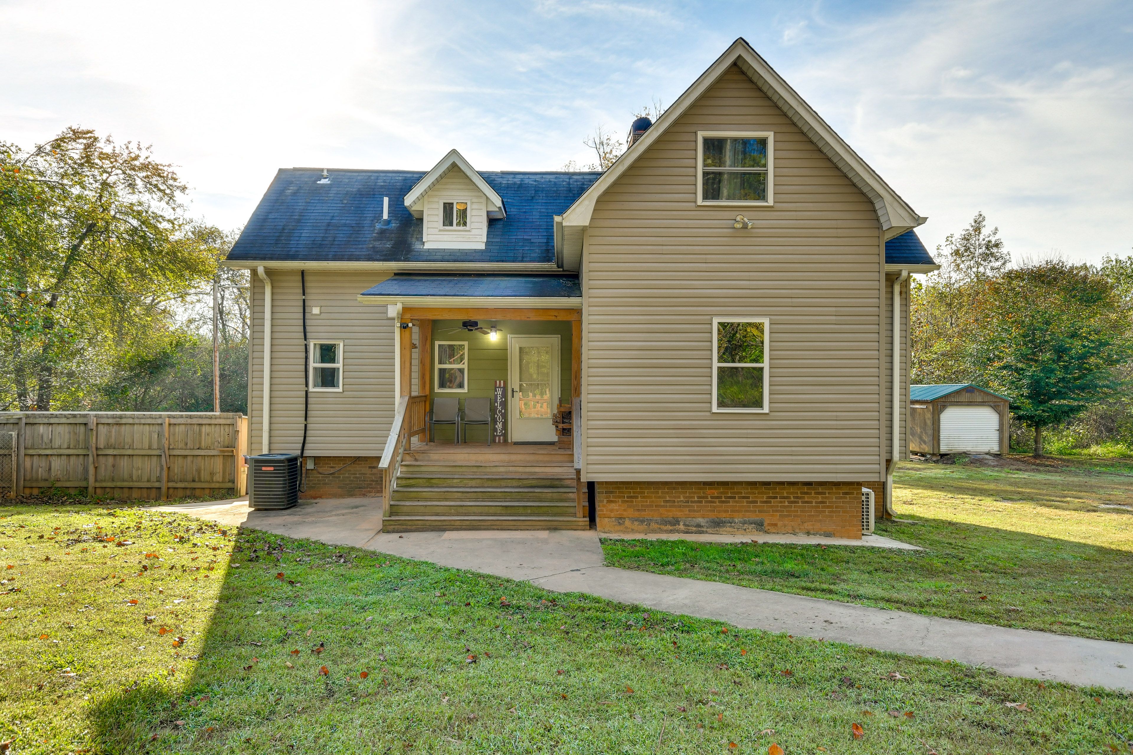 Exterior | Parking | Driveway (7 Vehicles)