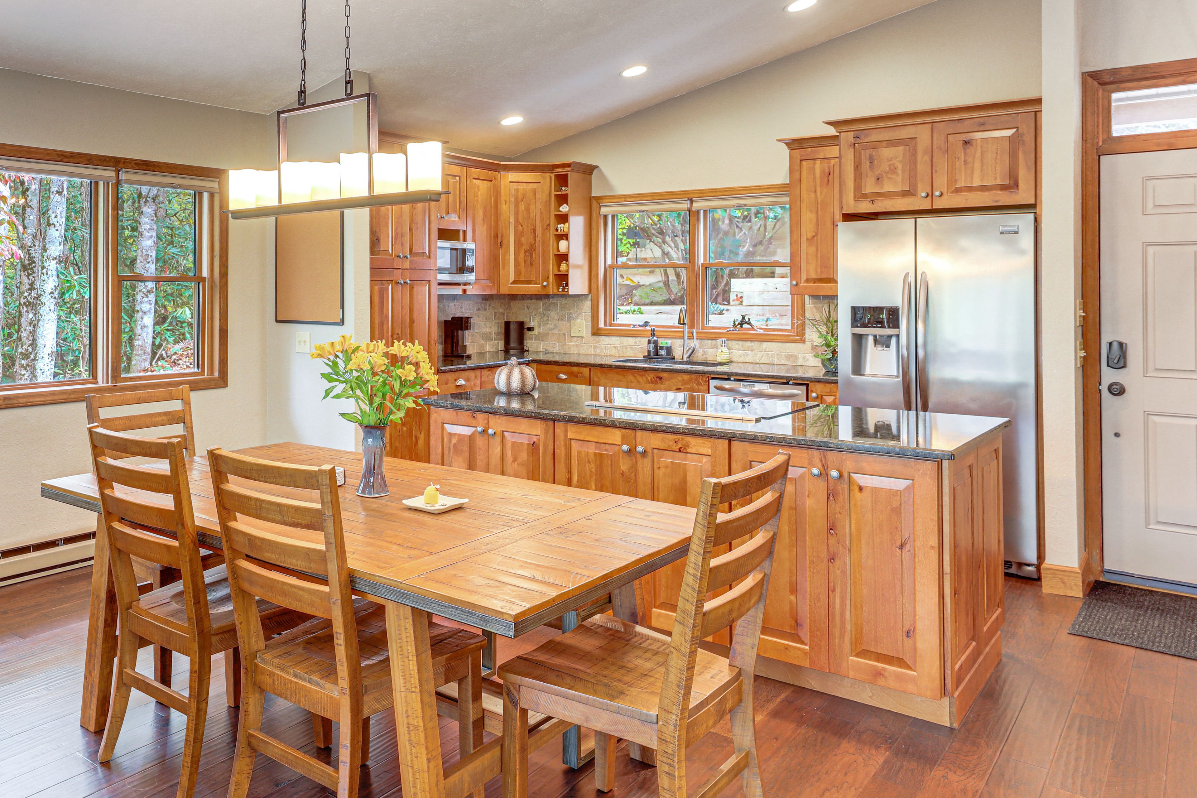 Dining Table | Dishware/Flatware | Main Floor